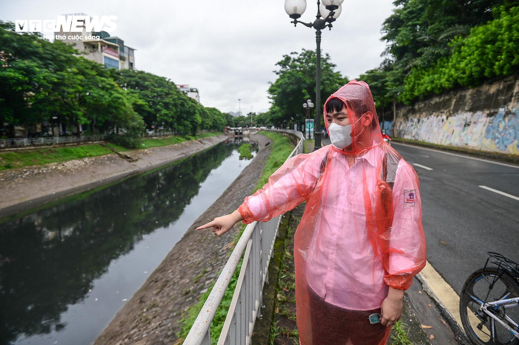 Sau vài ngày chuyển màu xanh, nước sông Tô Lịch lại đen kịt, bốc mùi hôi thối - 7