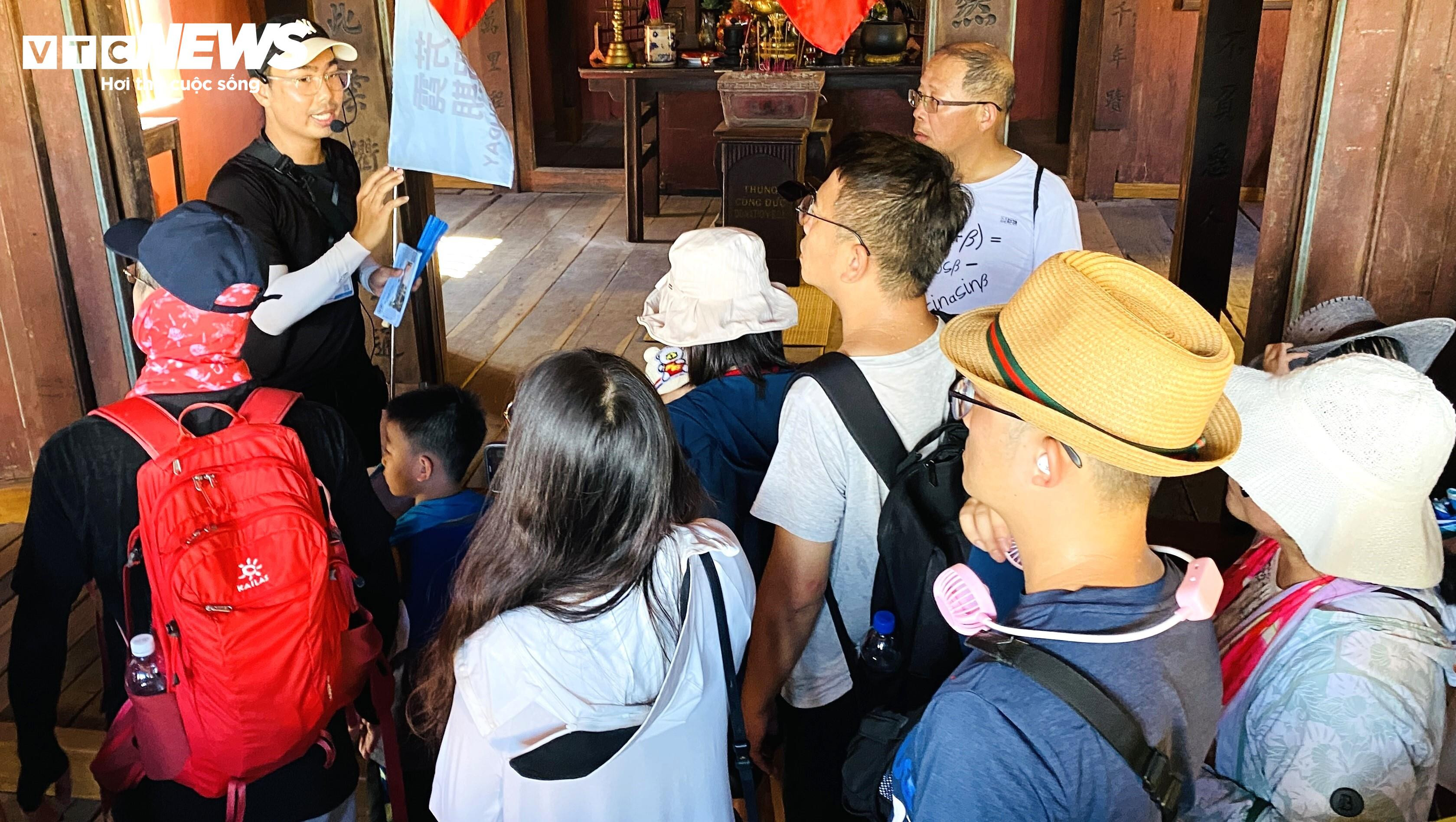 Dòng người ken đặc tham quan Chùa Cầu sau 19 tháng đóng cửa đại trùng tu - 4