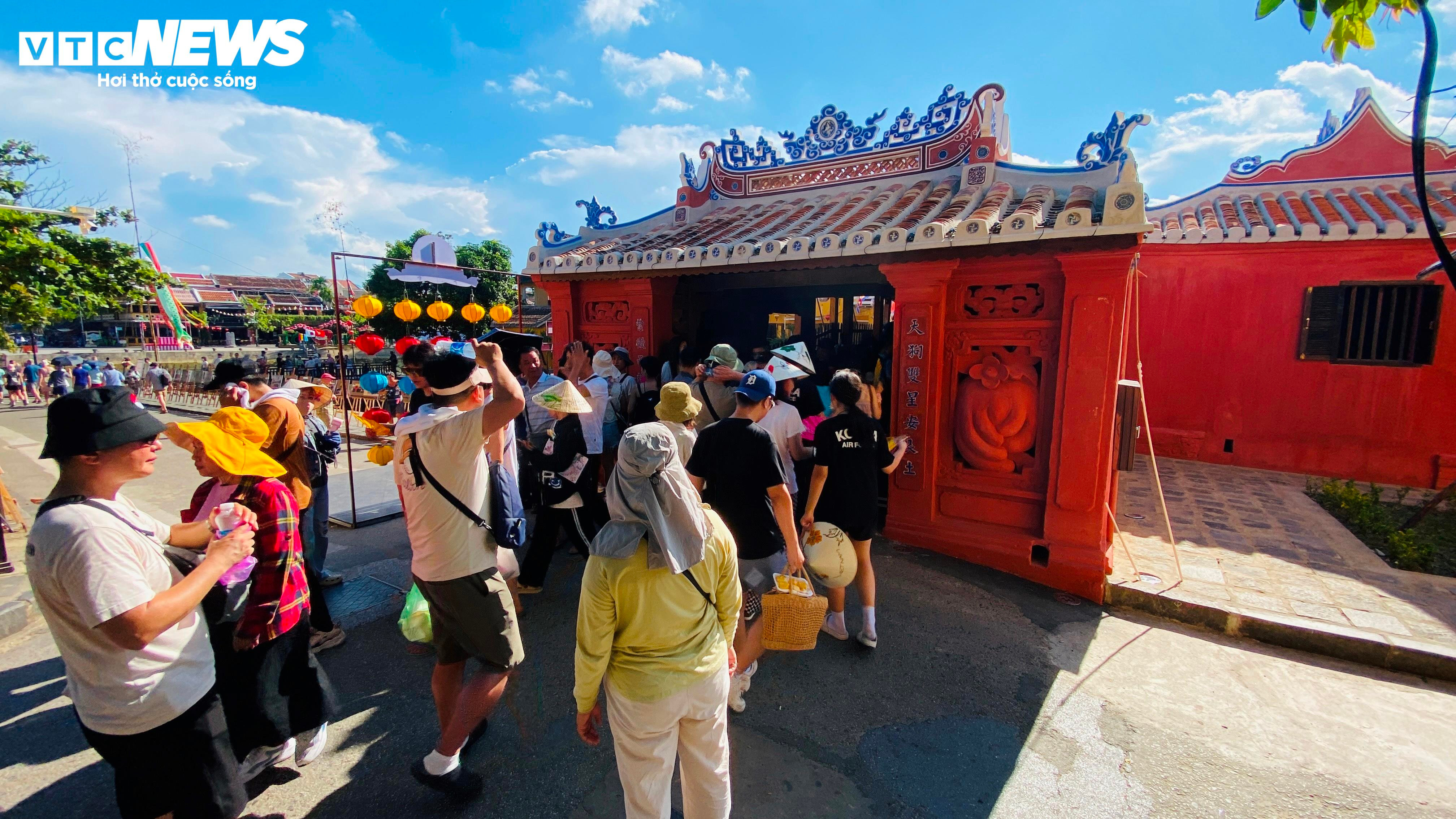 Dòng người ken đặc tham quan Chùa Cầu sau 19 tháng đóng cửa đại trùng tu - 5