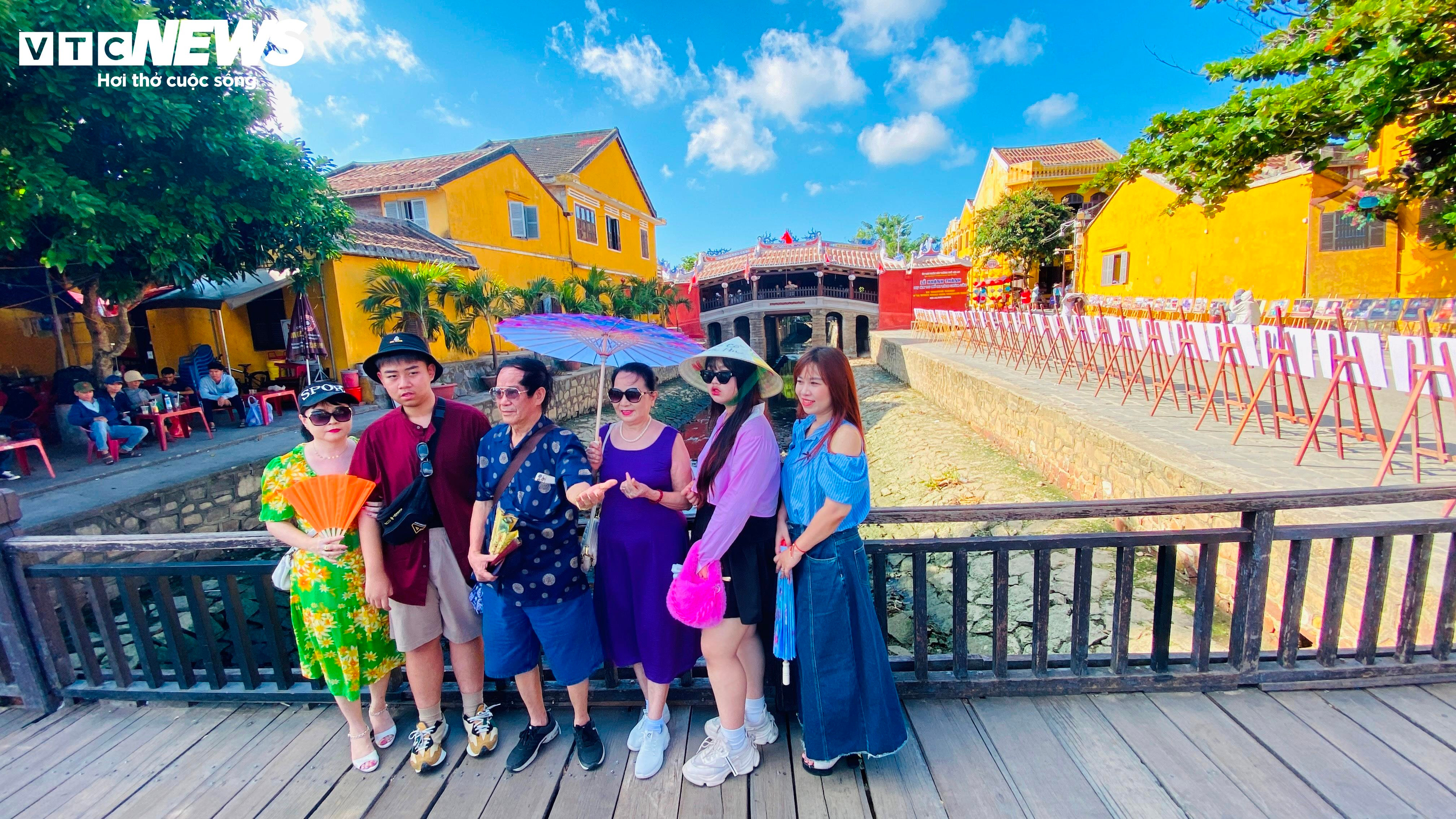 Dòng người ken đặc tham quan Chùa Cầu sau 19 tháng đóng cửa đại trùng tu - 6