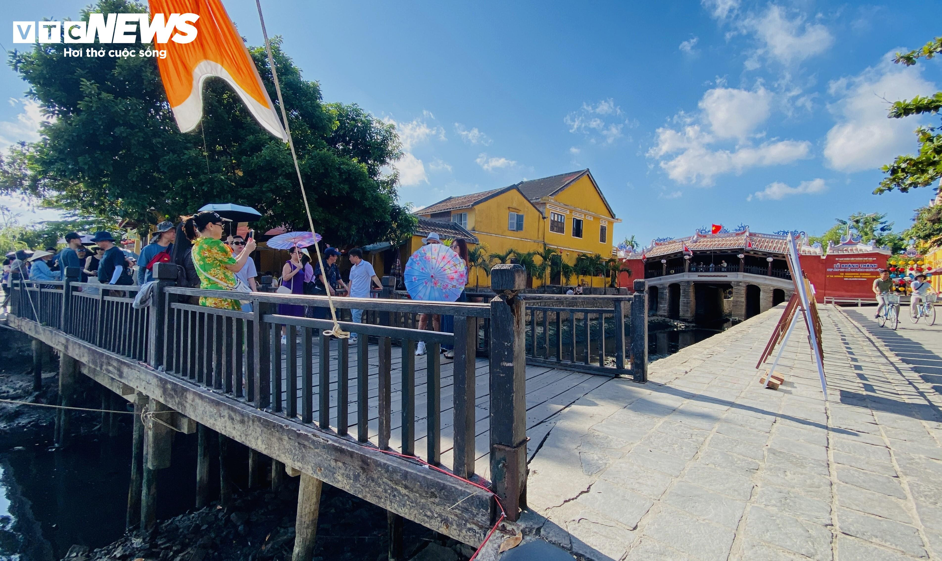 Dòng người ken đặc tham quan Chùa Cầu sau 19 tháng đóng cửa đại trùng tu - 10