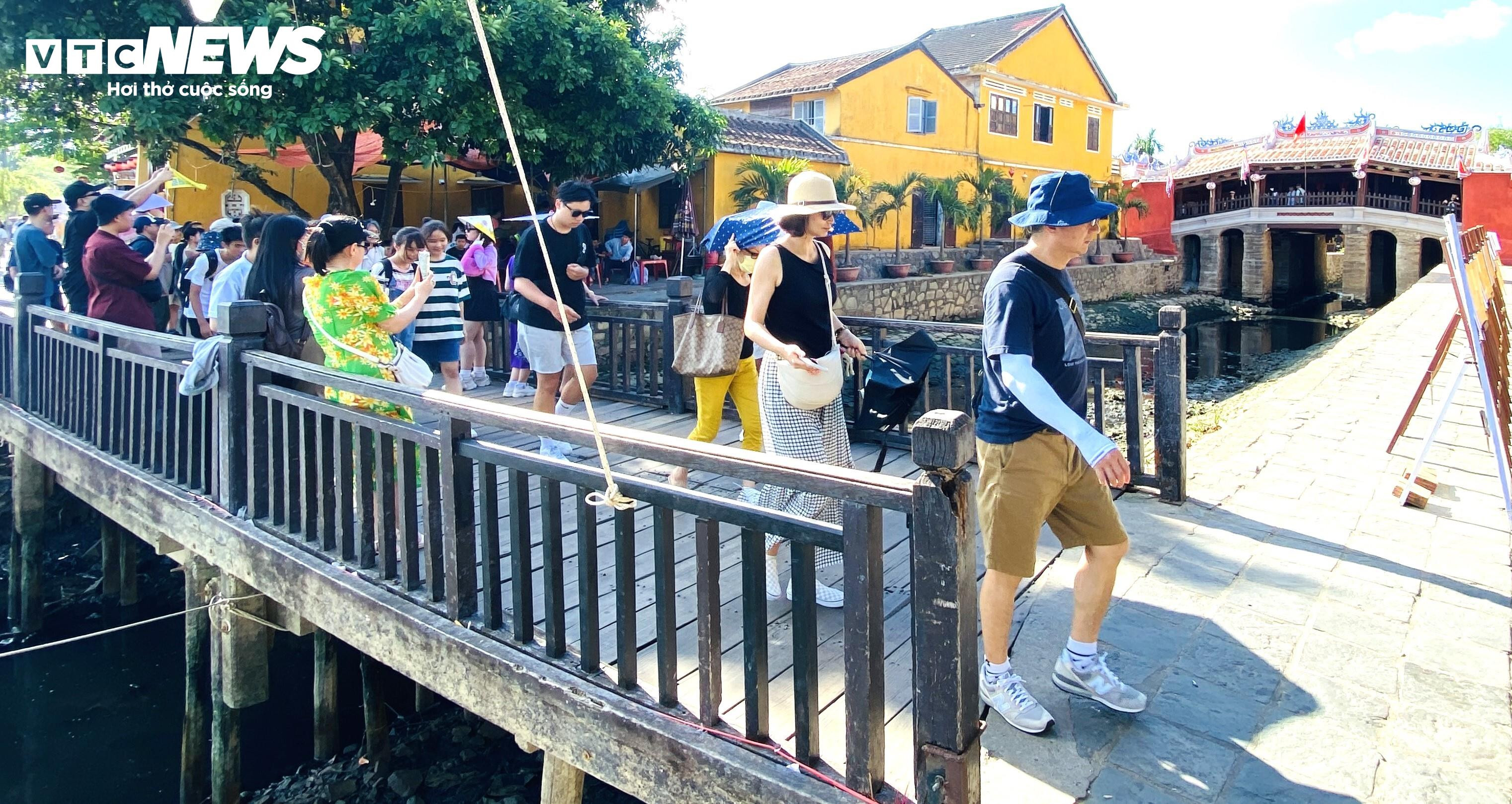 Dòng người ken đặc tham quan Chùa Cầu sau 19 tháng đóng cửa đại trùng tu - 7