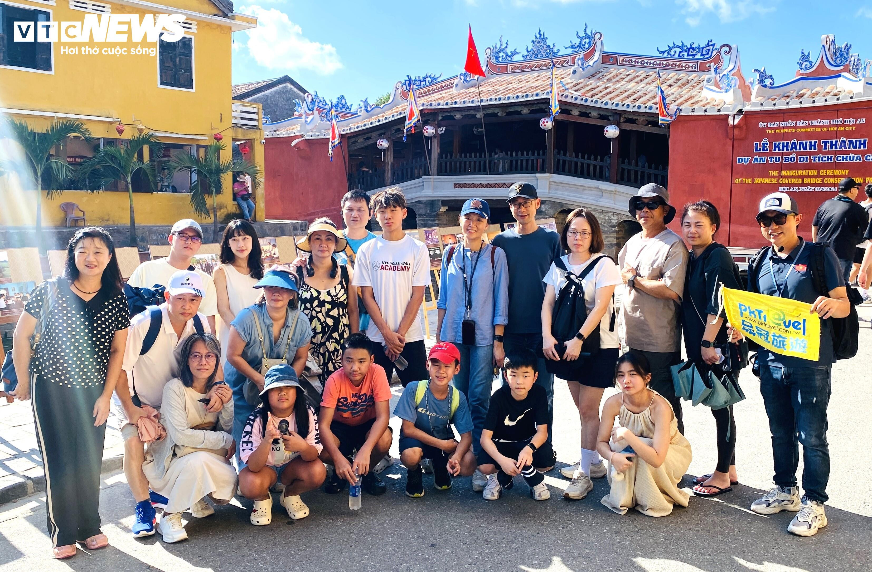 Dòng người ken đặc tham quan Chùa Cầu sau 19 tháng đóng cửa đại trùng tu - 8