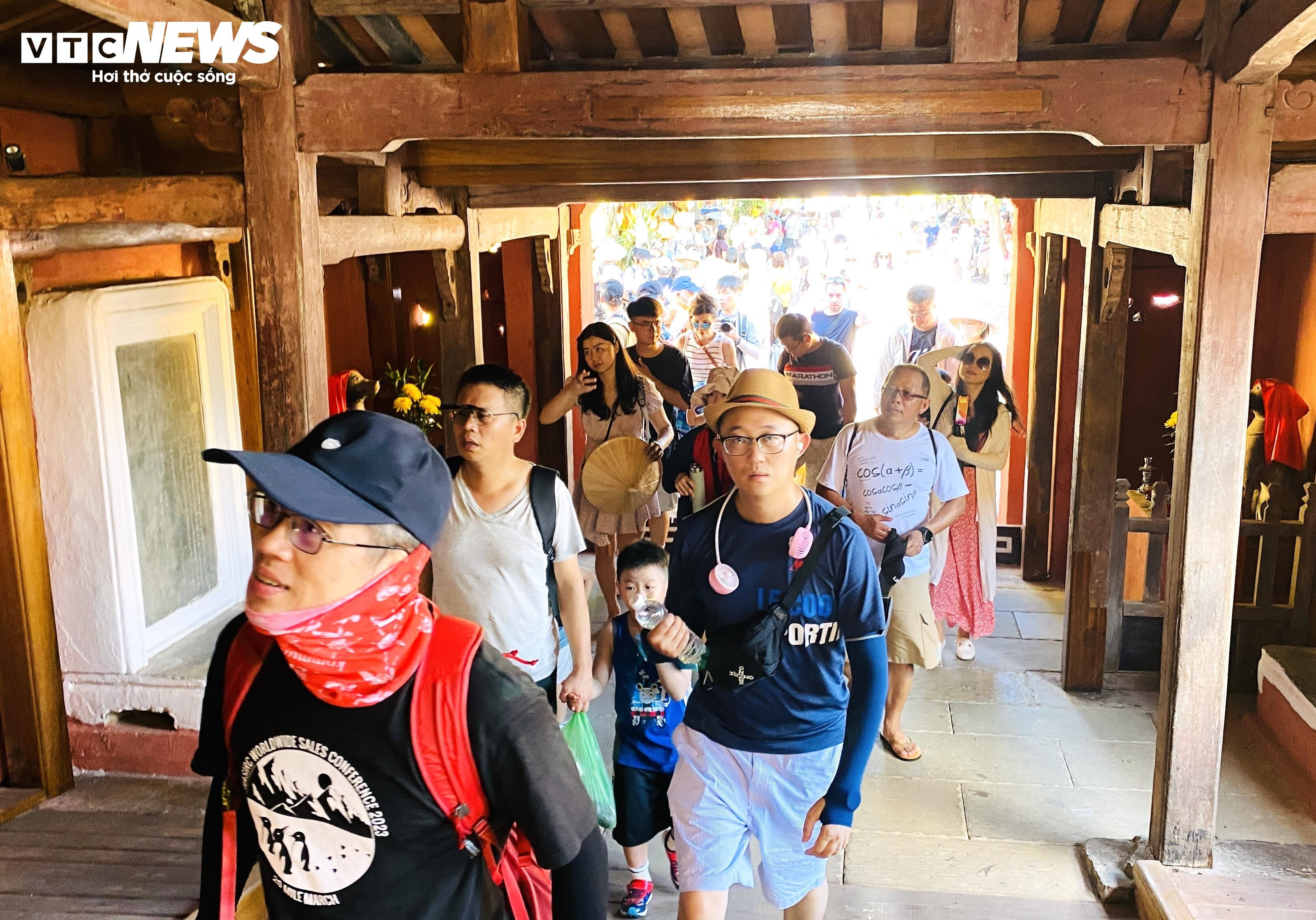 Dòng người ken đặc tham quan Chùa Cầu sau 19 tháng đóng cửa đại trùng tu - 3