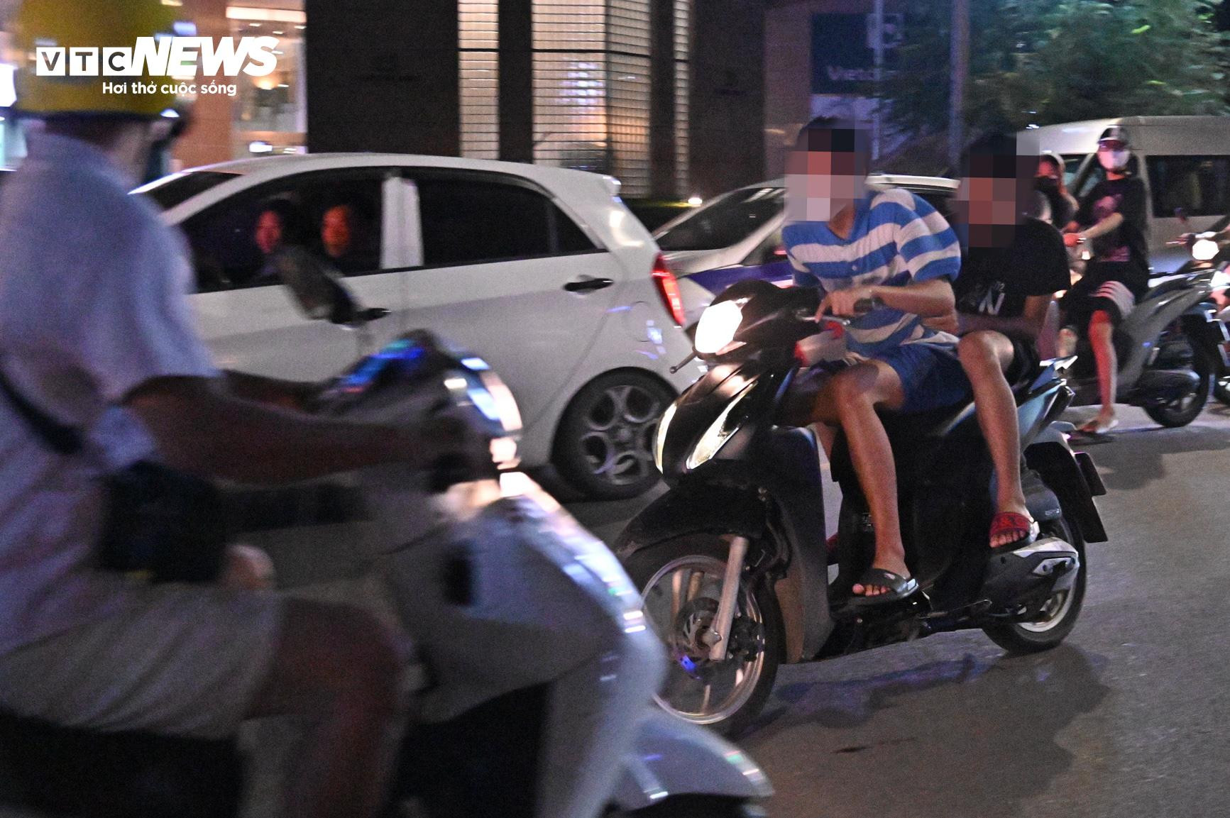 Ba anh em họ đầu trần phóng từ Hải Dương lên Hà Nội 'đua xe một lần cho biết' - 6