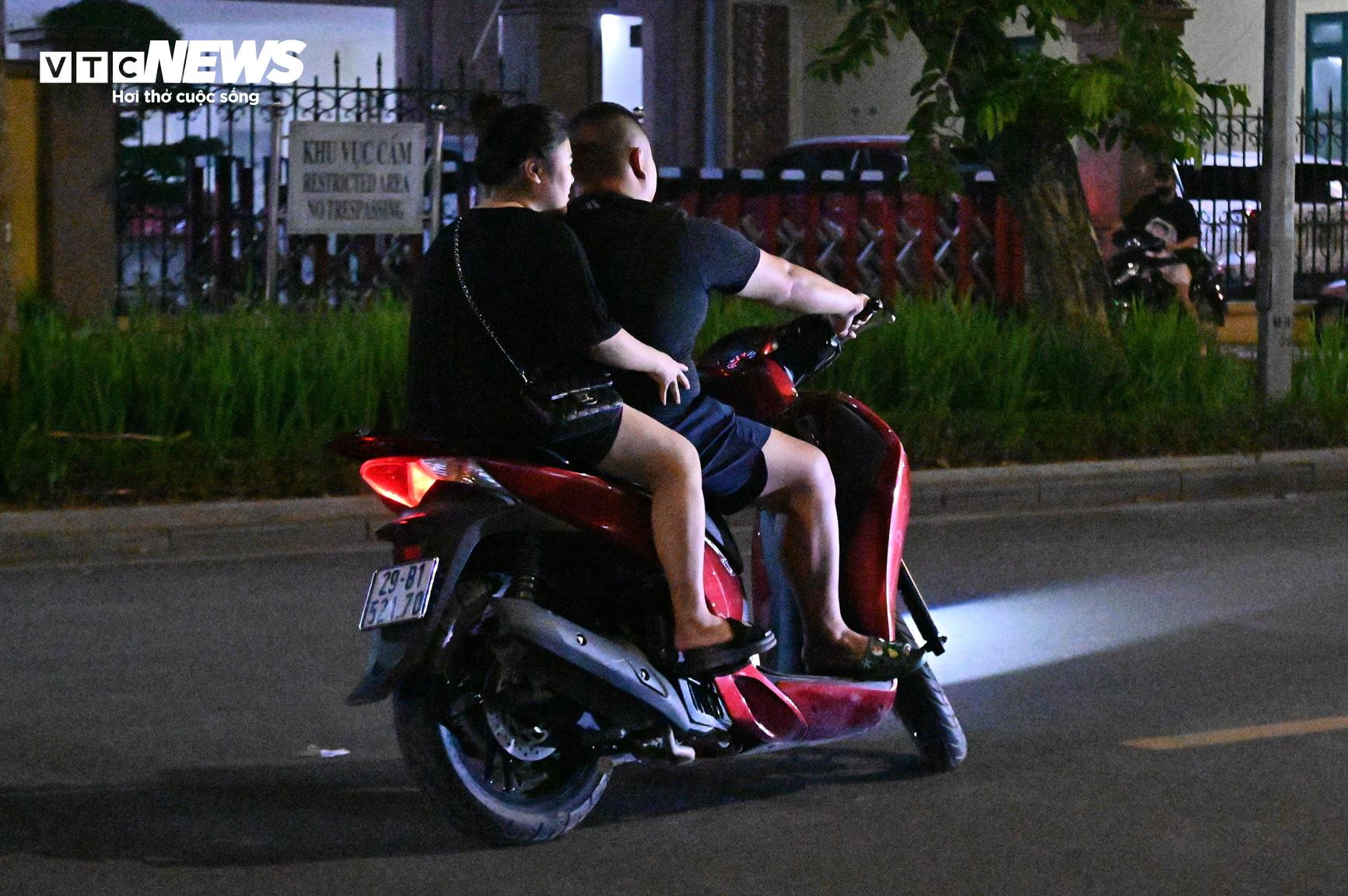 Ba anh em họ đầu trần phóng từ Hải Dương lên Hà Nội 'đua xe một lần cho biết' - 9