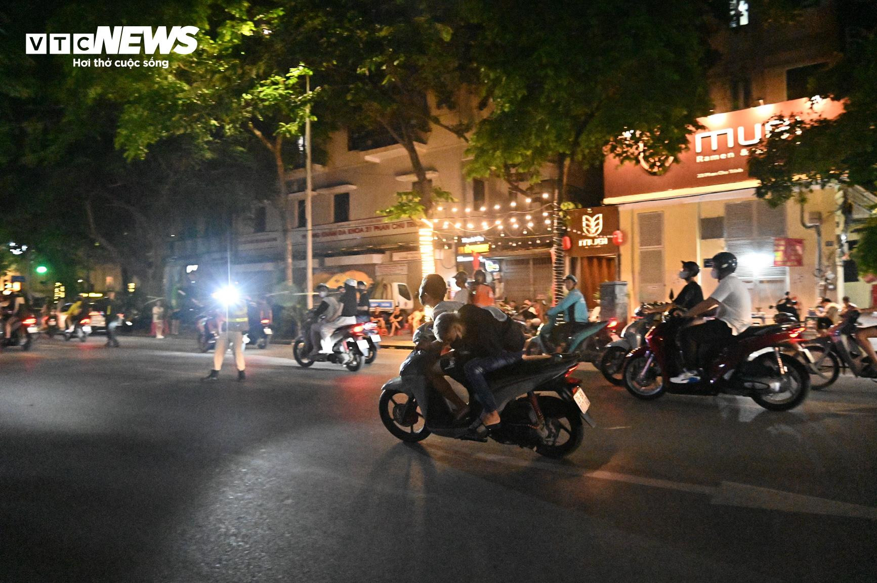 Ba anh em họ đầu trần phóng từ Hải Dương lên Hà Nội 'đua xe một lần cho biết' - 7