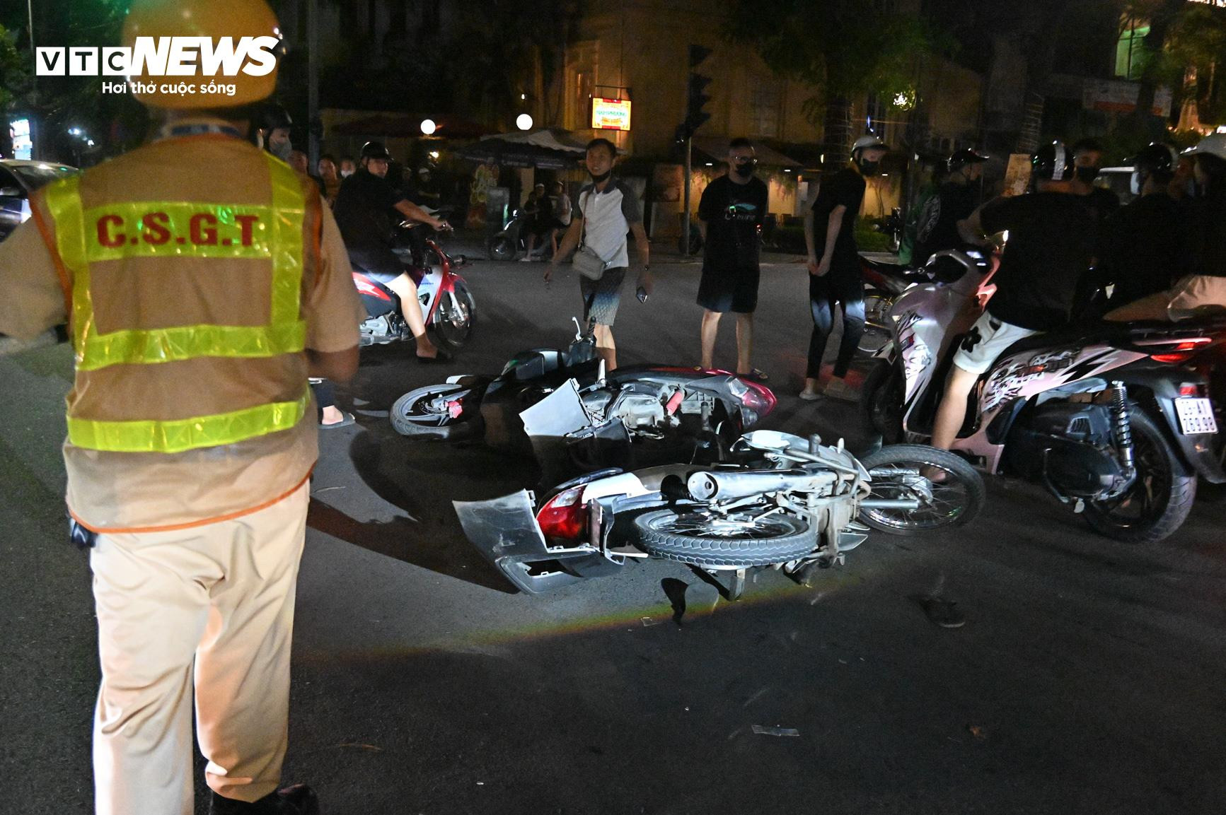 Ba anh em họ đầu trần phóng từ Hải Dương lên Hà Nội 'đua xe một lần cho biết' - 3