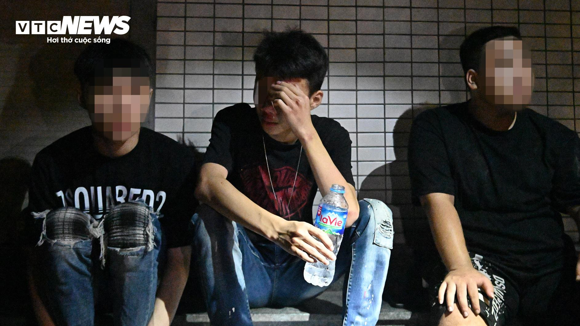 Ba anh em họ đầu trần phóng từ Hải Dương lên Hà Nội 'đua xe một lần cho biết' - 4