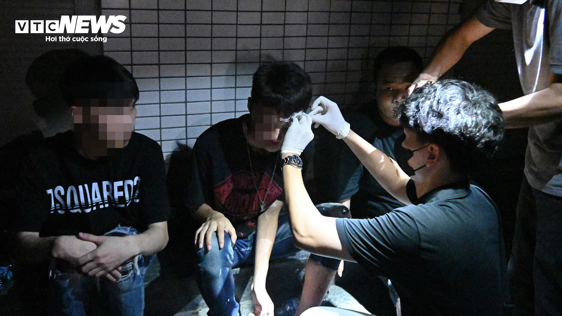 Ba anh em họ đầu trần phóng từ Hải Dương lên Hà Nội 'đua xe một lần cho biết' - 5