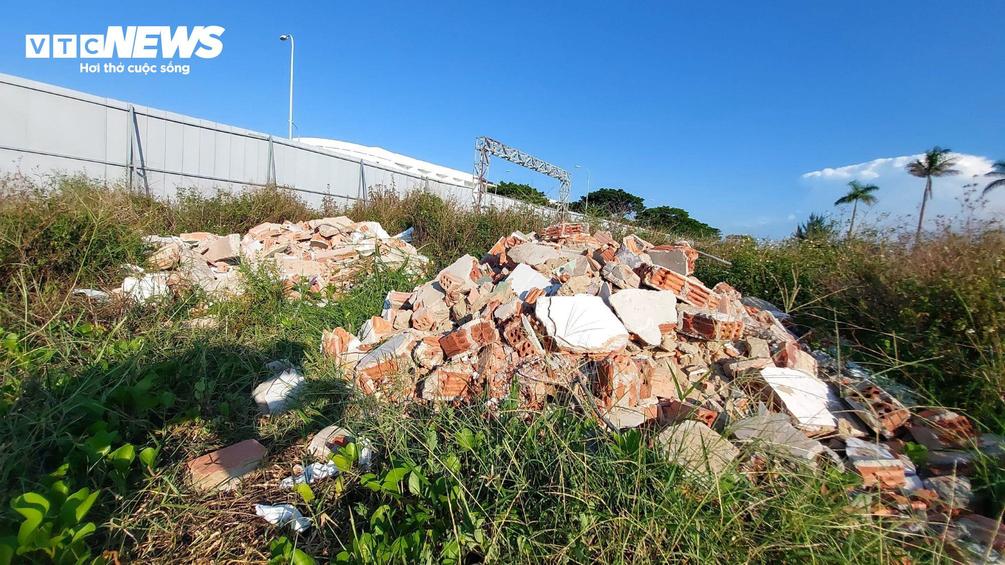 Dự án lấn sông Hàn Đà Nẵng cỏ cây mọc um tùm, là nơi người nghiện sử dụng ma túy - 7