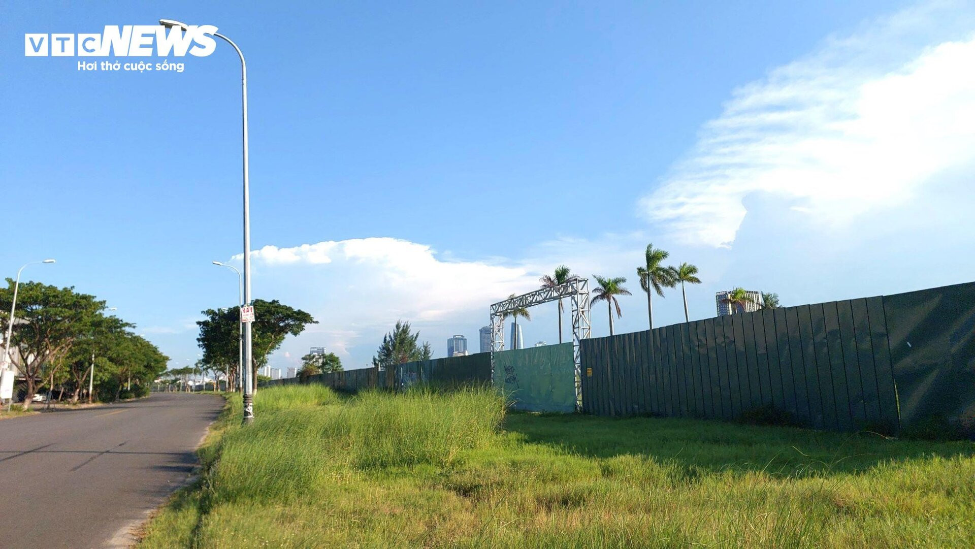 Dự án lấn sông Hàn Đà Nẵng cỏ cây mọc um tùm, là nơi người nghiện sử dụng ma túy - 8