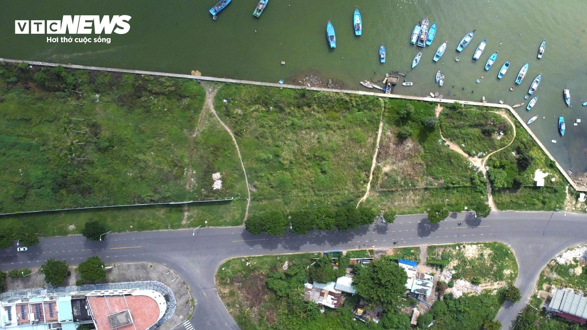 Dự án lấn sông Hàn Đà Nẵng cỏ cây mọc um tùm, là nơi người nghiện sử dụng ma túy - 9