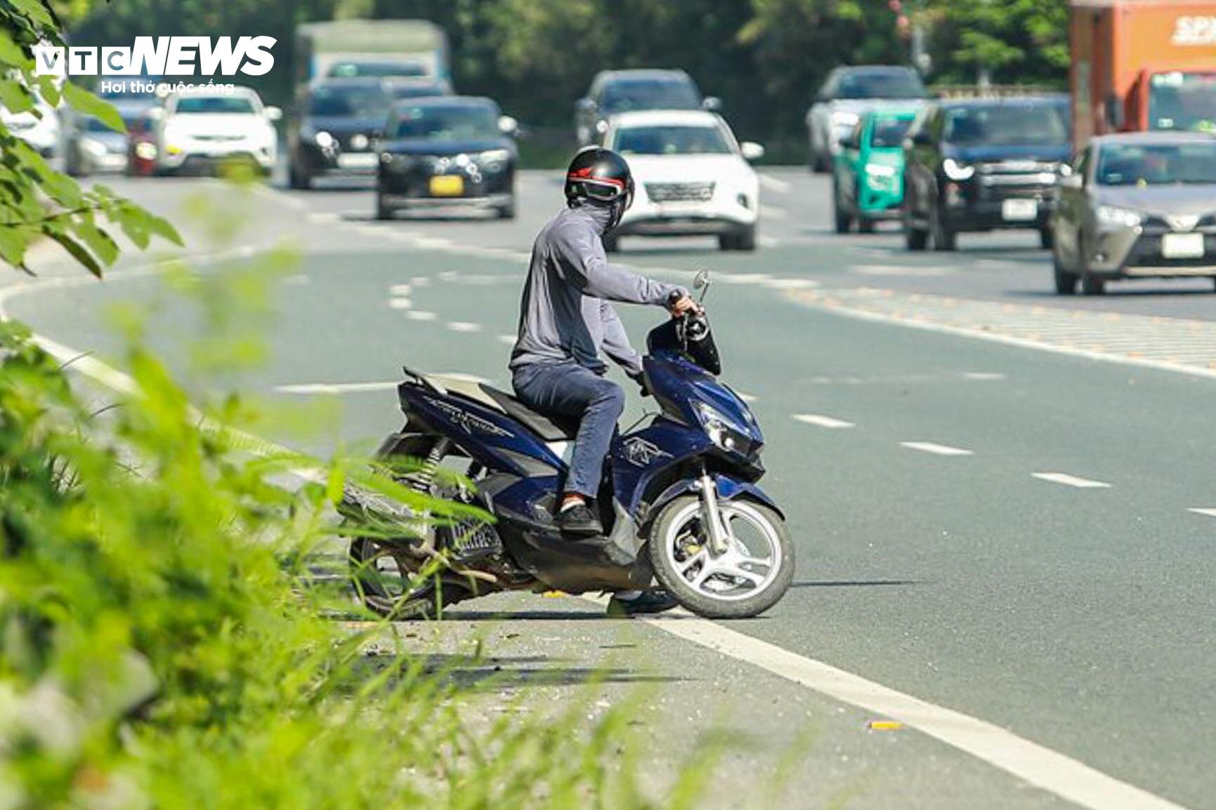 Cố tình đi xe máy vào cao tốc Đại lộ Thăng Long, tài xế bao biện 'vội đi làm' - 5