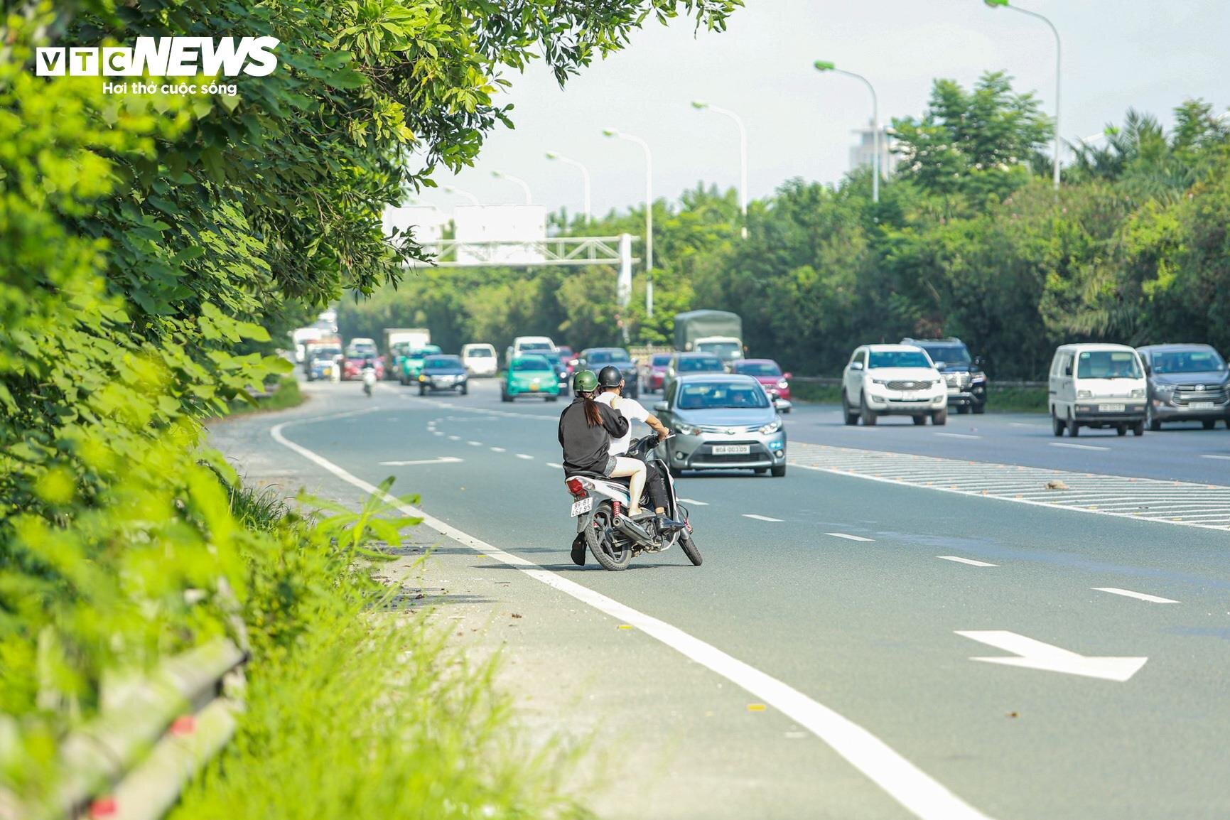 Cố tình đi xe máy vào cao tốc Đại lộ Thăng Long, tài xế bao biện 'vội đi làm' - 4