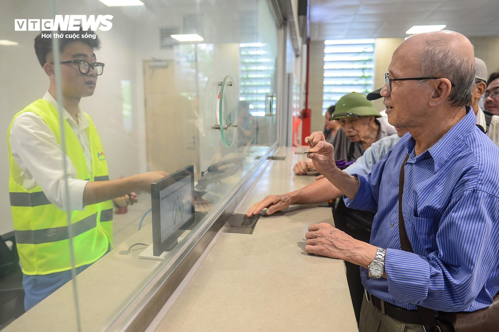 Hành khách háo hức trải nghiệm miễn phí tàu Nhổn - Ga Hà Nội - 3