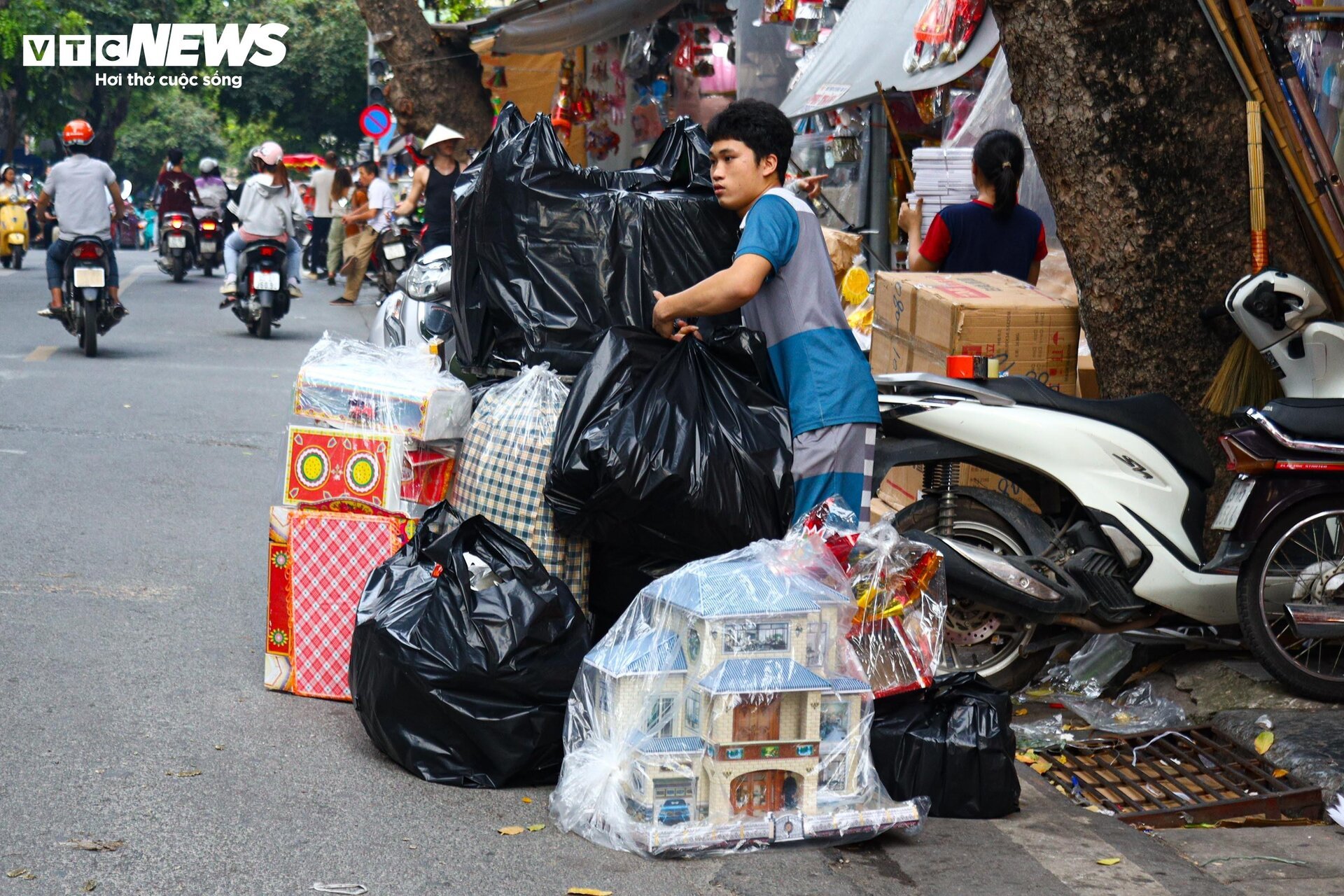 'Hàng hiệu' treo đầy rẫy, phố vàng mã ở Hà Nội vẫn ảm đạm  - 18