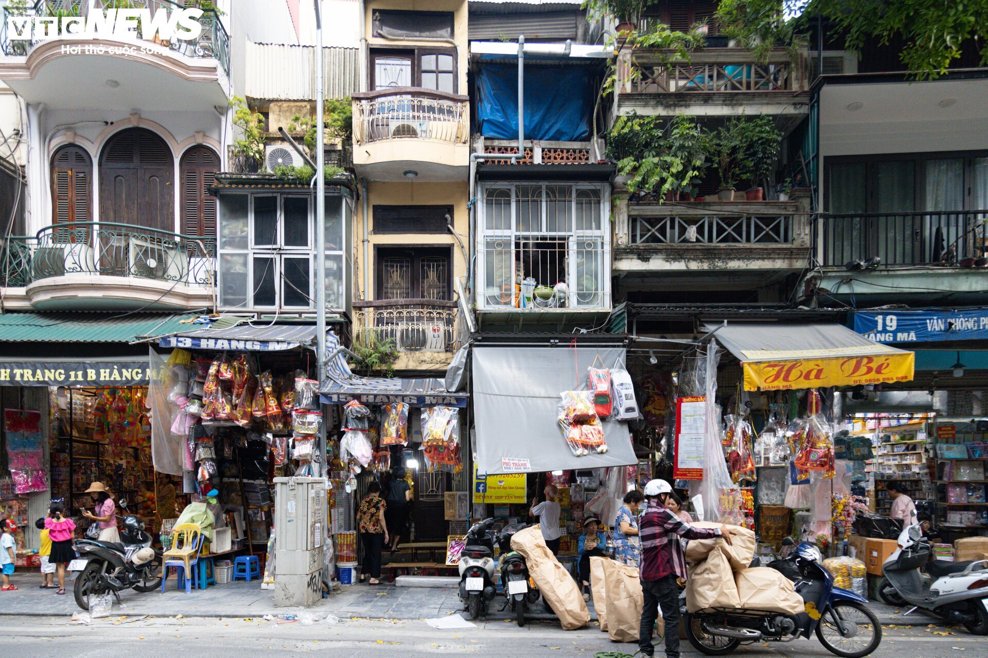 'Hàng hiệu' treo đầy rẫy, phố vàng mã ở Hà Nội vẫn ảm đạm  - 1