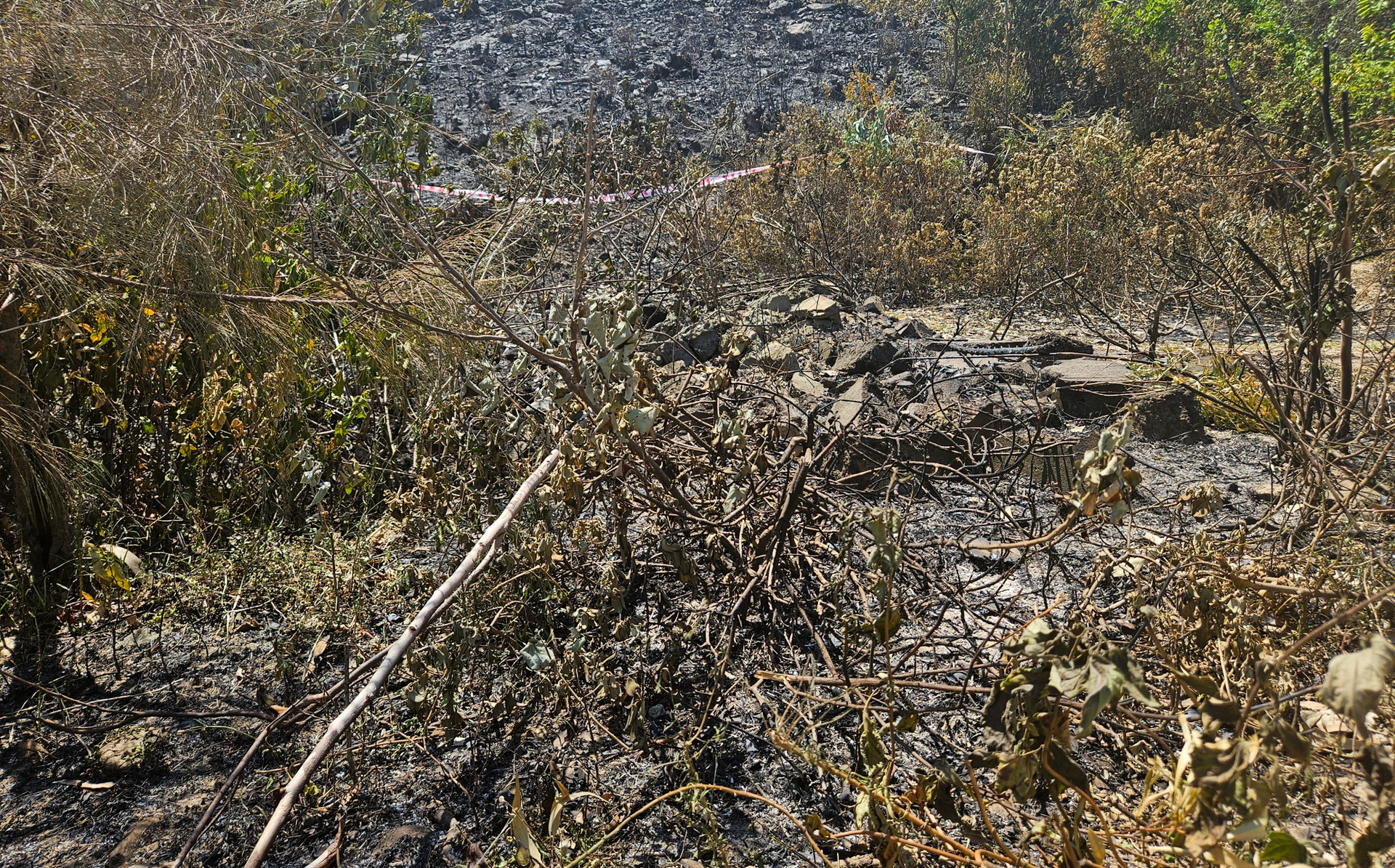Cánh rừng ở Quảng Bình trơ trụi, nhiều xe máy bị thiêu rụi sau trận cháy lớn - 5