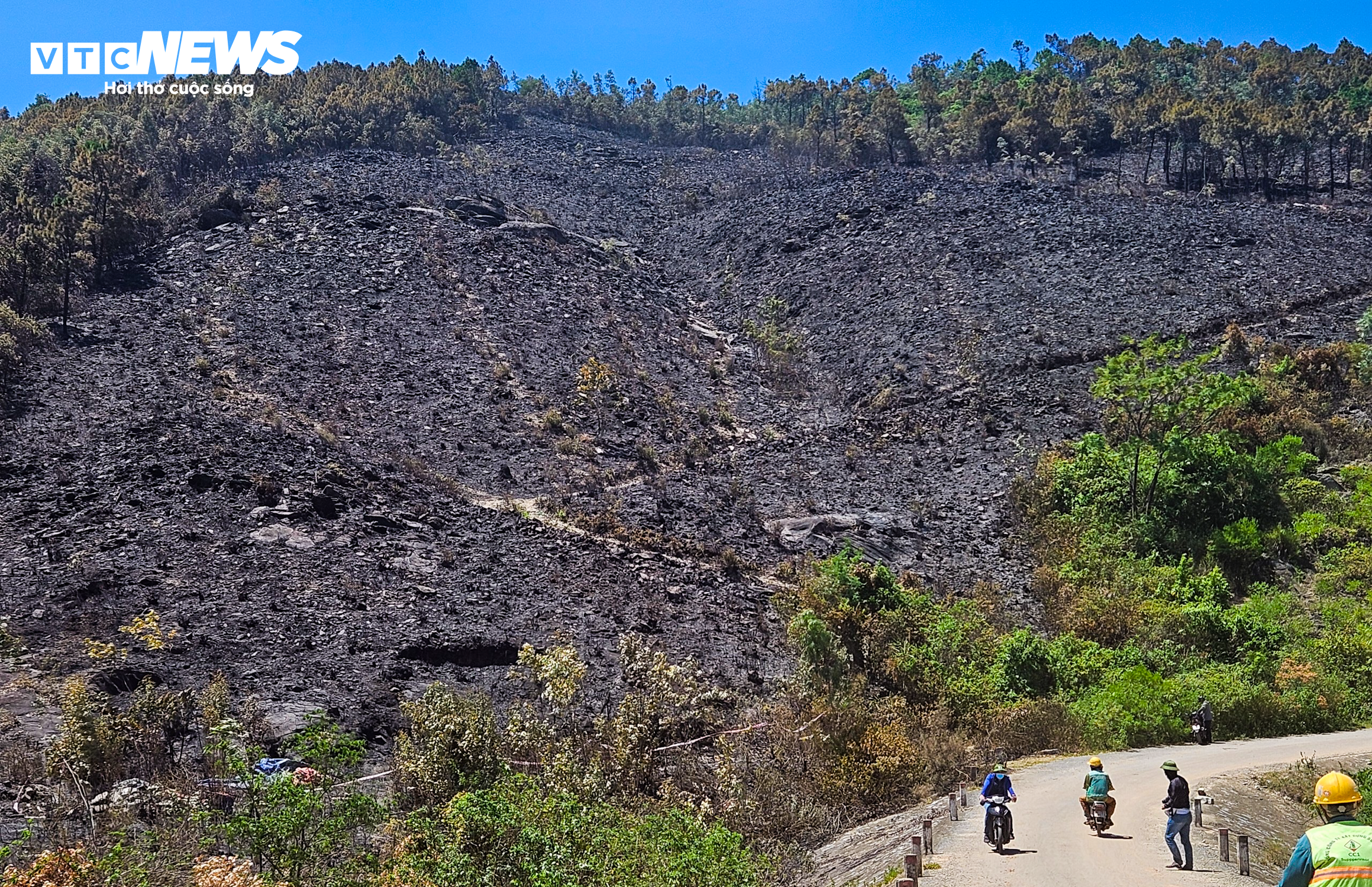 Cánh rừng ở Quảng Bình trơ trụi, nhiều xe máy bị thiêu rụi sau trận cháy lớn - 1