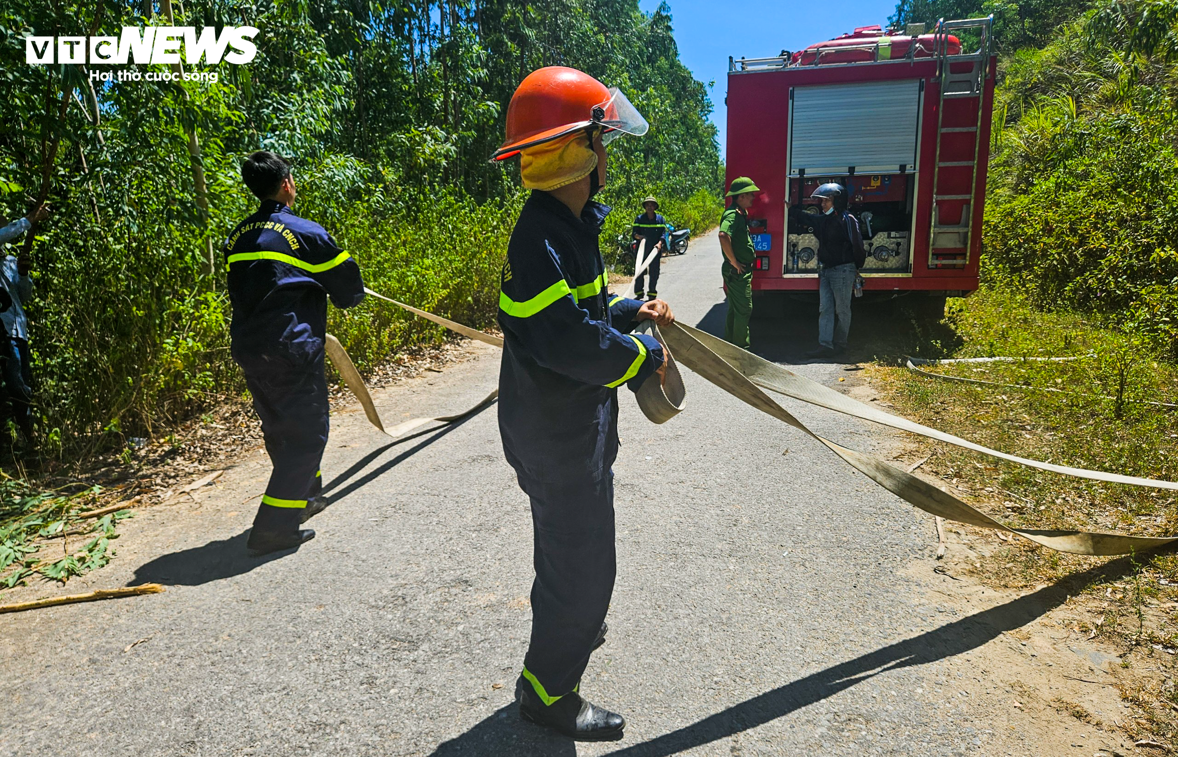 Cánh rừng ở Quảng Bình trơ trụi, nhiều xe máy bị thiêu rụi sau trận cháy lớn - 10
