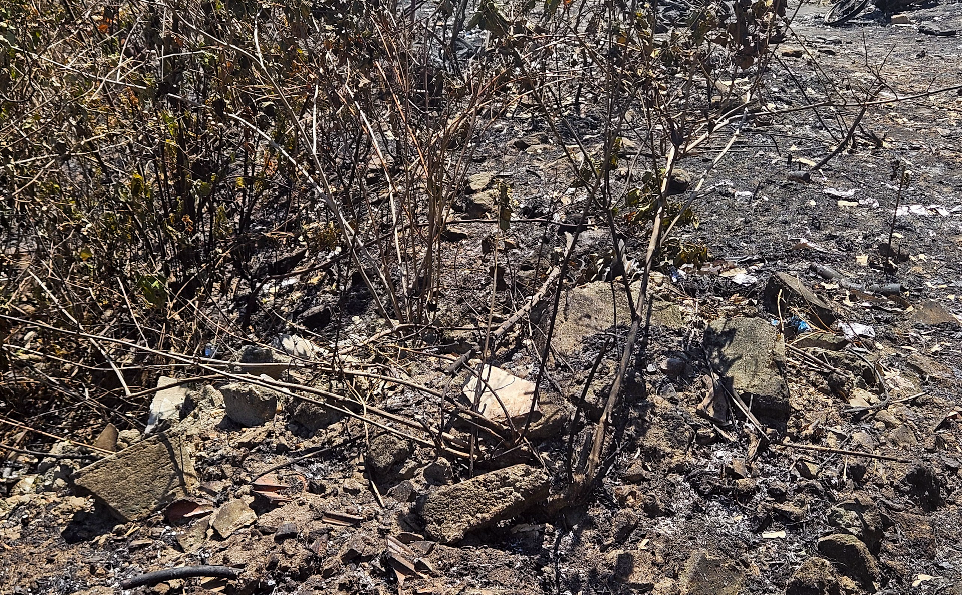 Cánh rừng ở Quảng Bình trơ trụi, nhiều xe máy bị thiêu rụi sau trận cháy lớn - 9