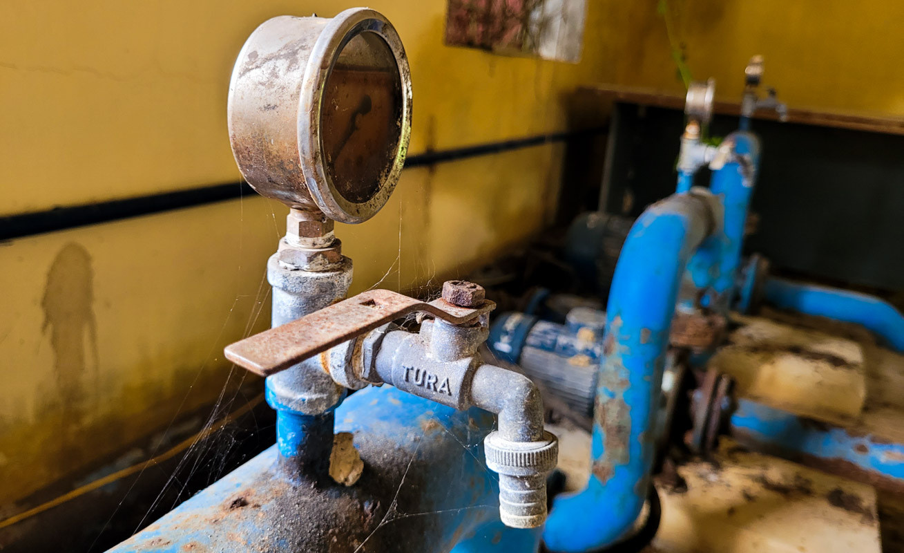 Hàng trăm hộ dân Hà Tĩnh ‘chịu khát’ bên nhà máy nước tiền tỷ bỏ hoang - 9