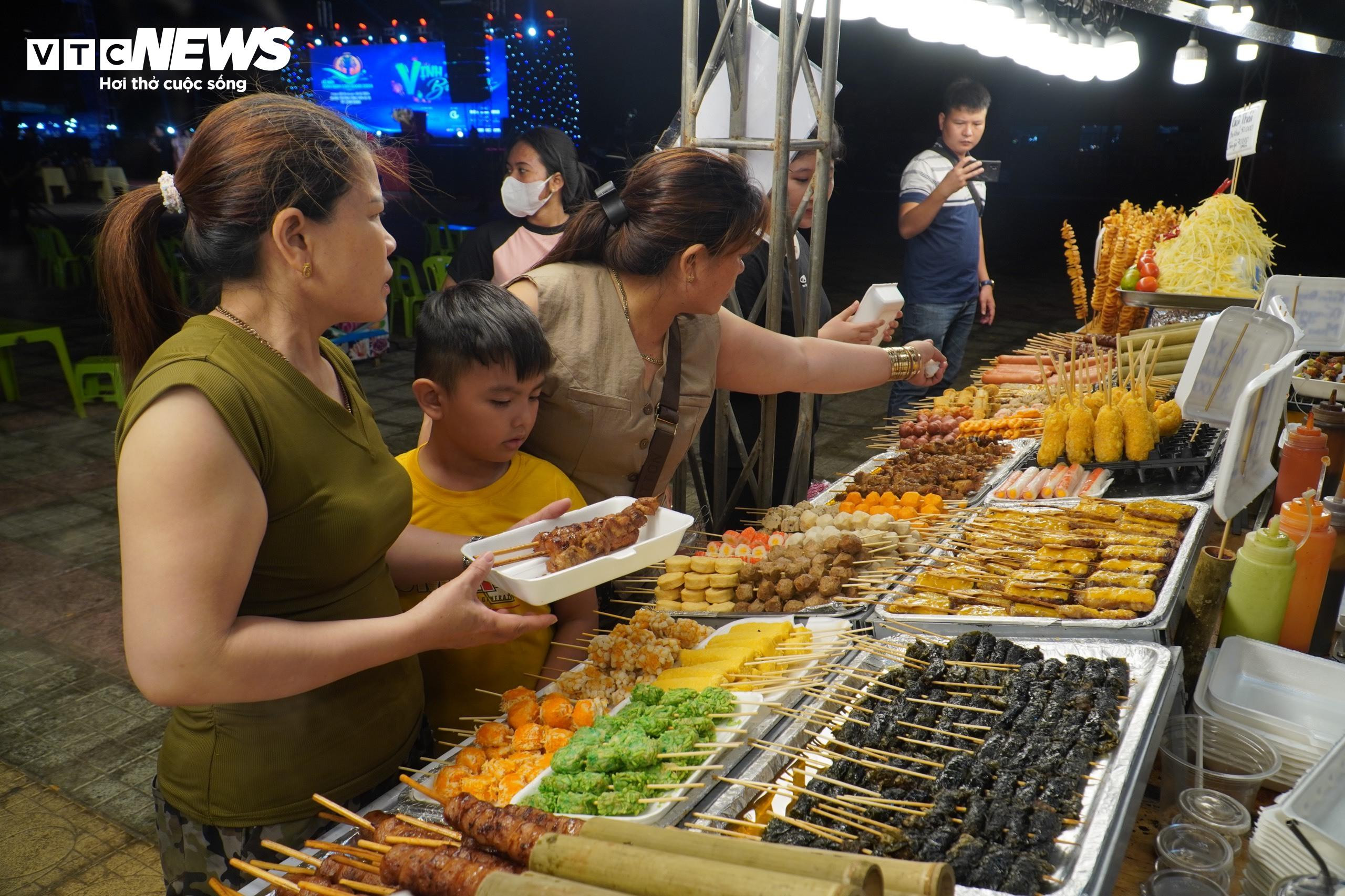 8 ngày lễ hội tôm hùm tại Cam Ranh: Chỉ thấy cá viên chiên, xiên que - 4
