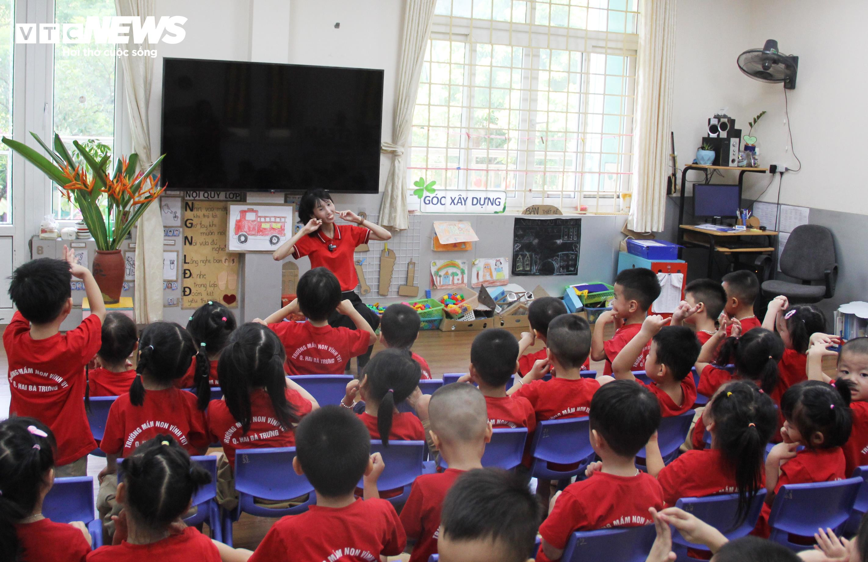 Cô giáo 'thiên nga hóa vịt xấu xí' do bệnh lạ trở thành TikToker triệu view - 9