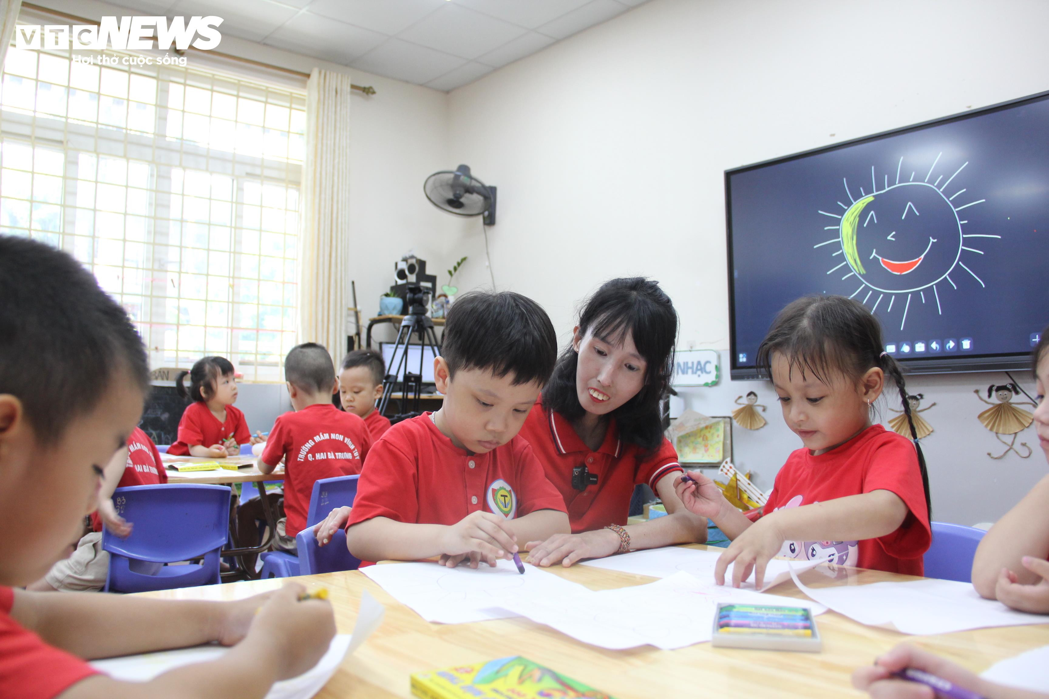 Cô giáo 'thiên nga hóa vịt xấu xí' do bệnh lạ trở thành TikToker triệu view - 10