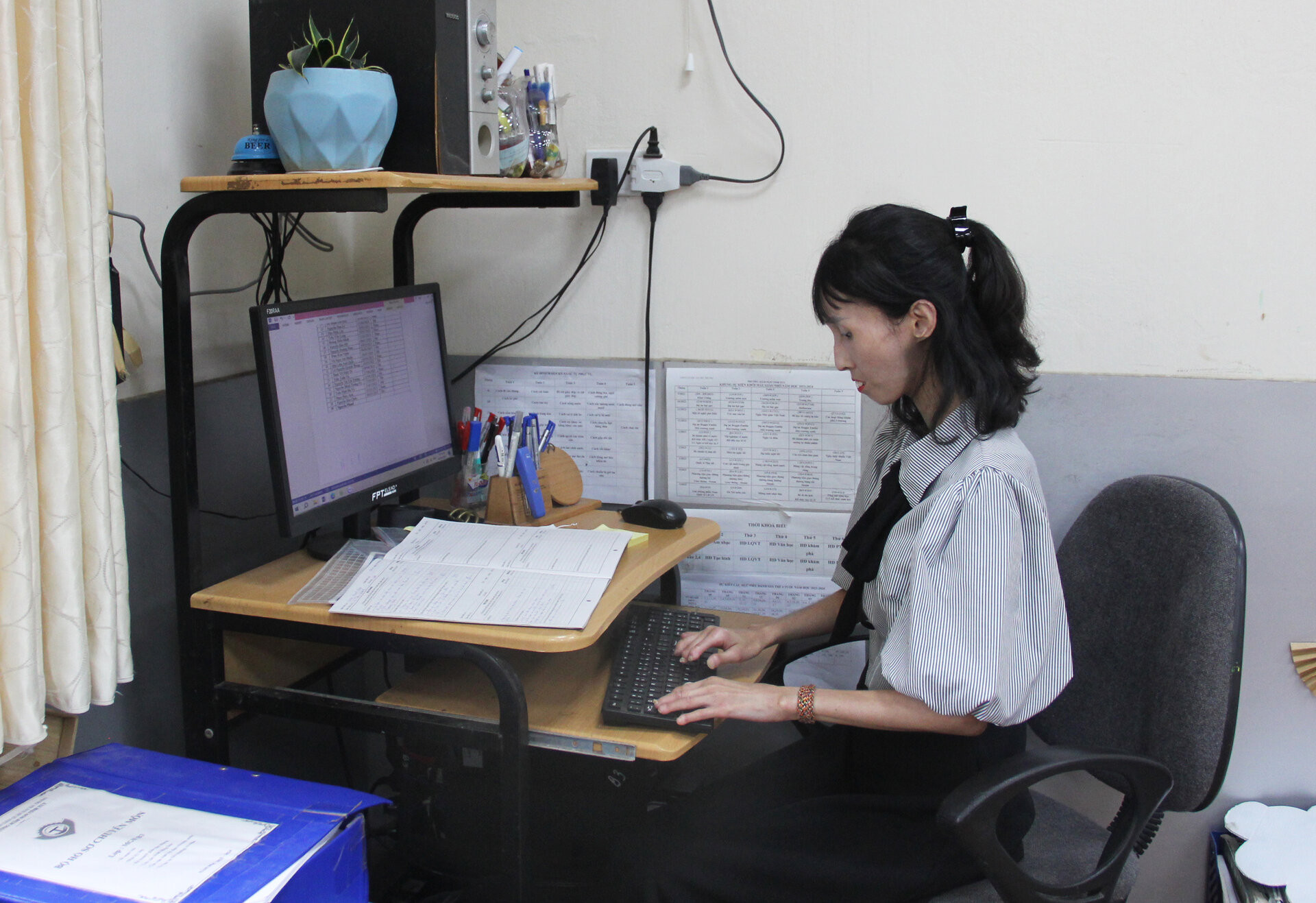 Cô giáo 'thiên nga hóa vịt xấu xí' do bệnh lạ trở thành TikToker triệu view - 11