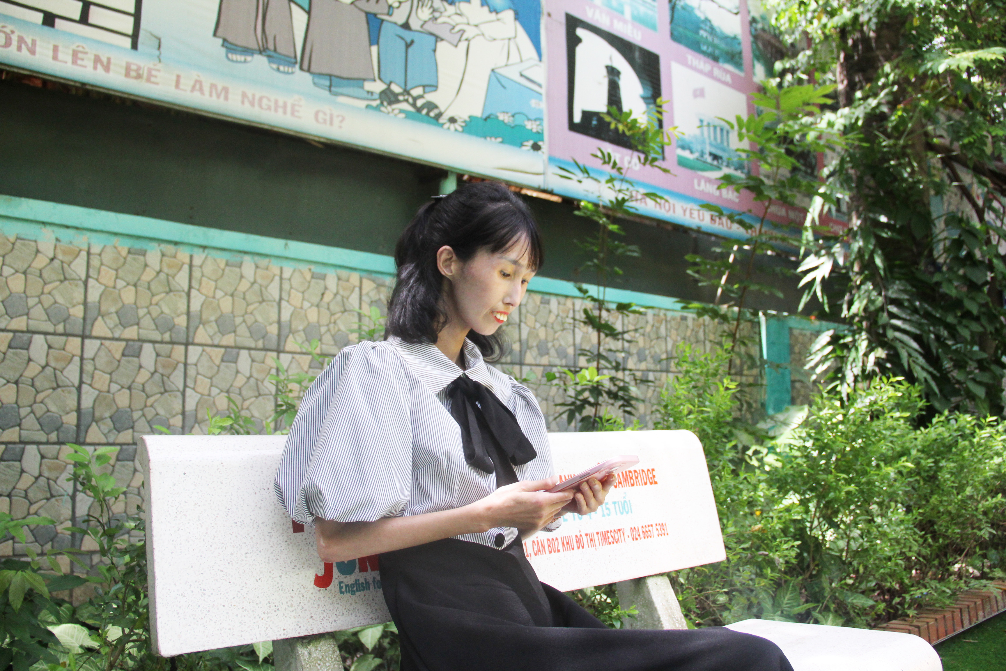 Cô giáo 'thiên nga hóa vịt xấu xí' do bệnh lạ trở thành TikToker triệu view - 16