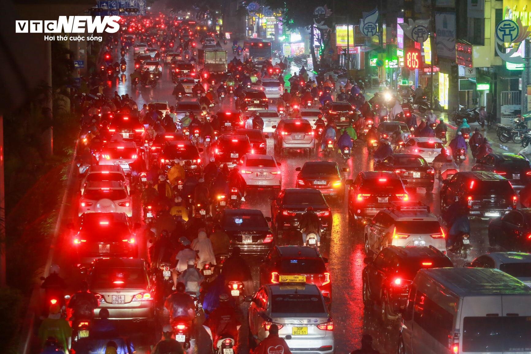 Mưa lớn đúng giờ tan tầm, người Hà Nội hứng trọn 'combo' tắc đường, ngập nước - 14