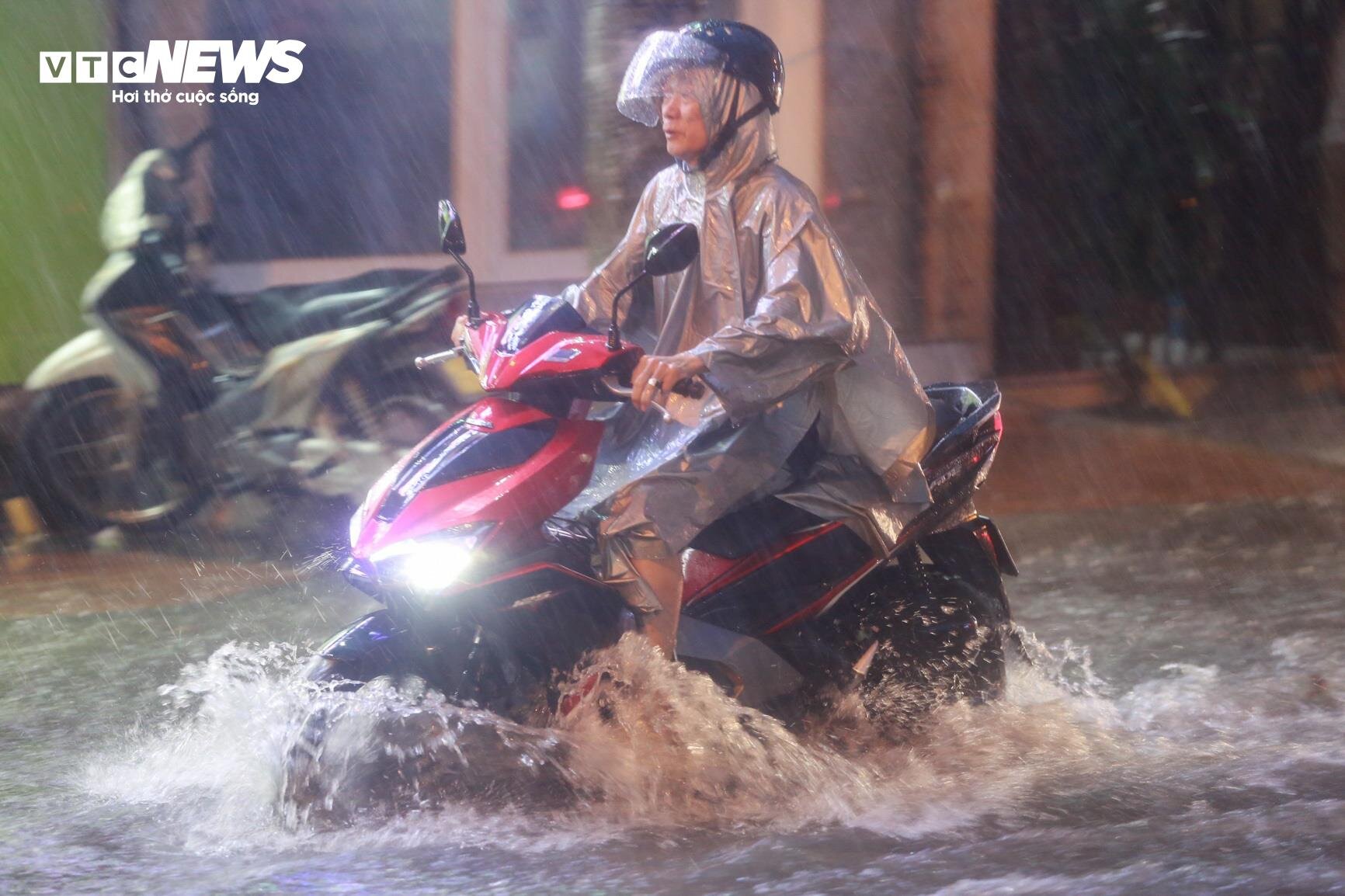 Mưa lớn đúng giờ tan tầm, người Hà Nội hứng trọn 'combo' tắc đường, ngập nước - 5
