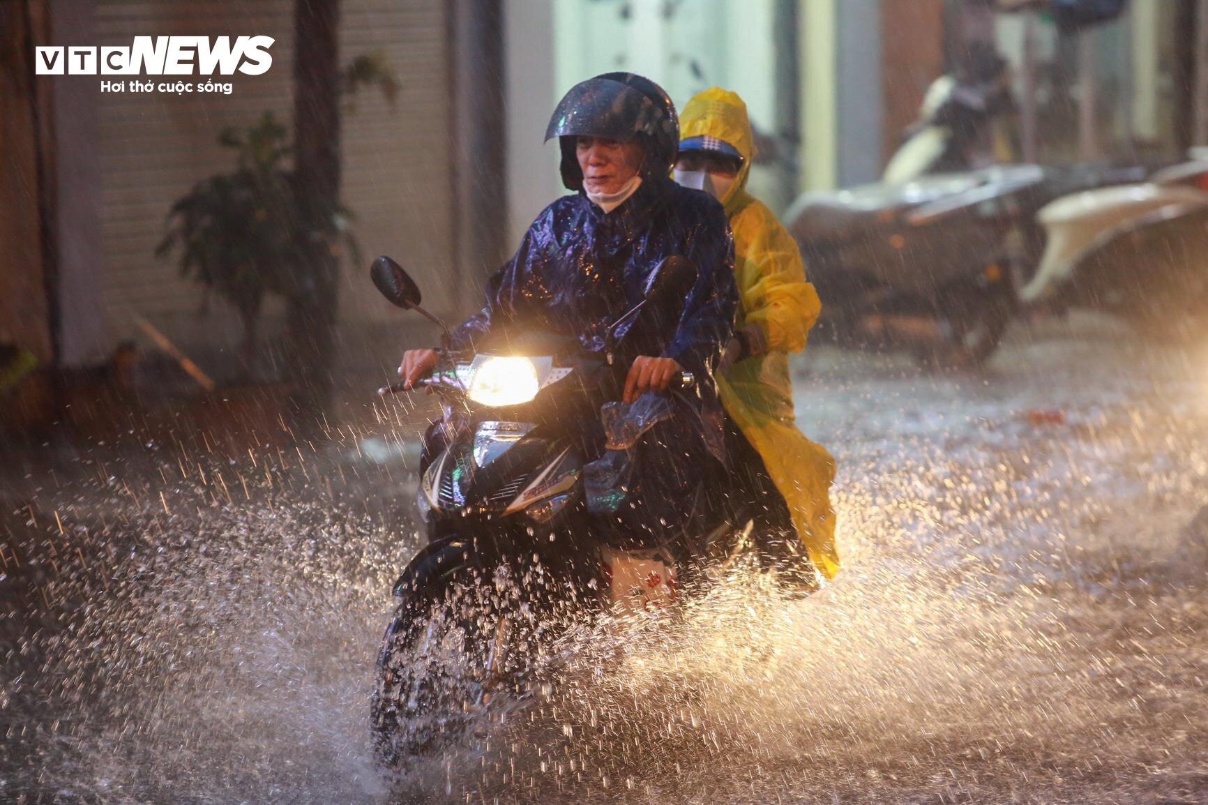 Mưa lớn đúng giờ tan tầm, người Hà Nội hứng trọn 'combo' tắc đường, ngập nước - 6