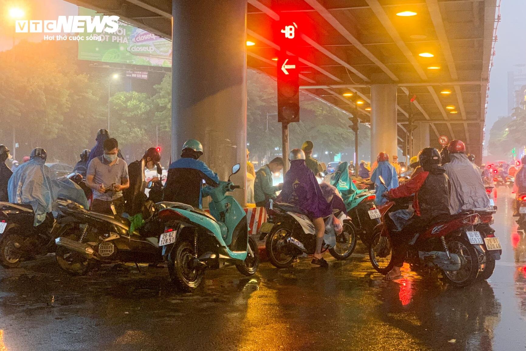 Mưa lớn đúng giờ tan tầm, người Hà Nội hứng trọn 'combo' tắc đường, ngập nước - 15