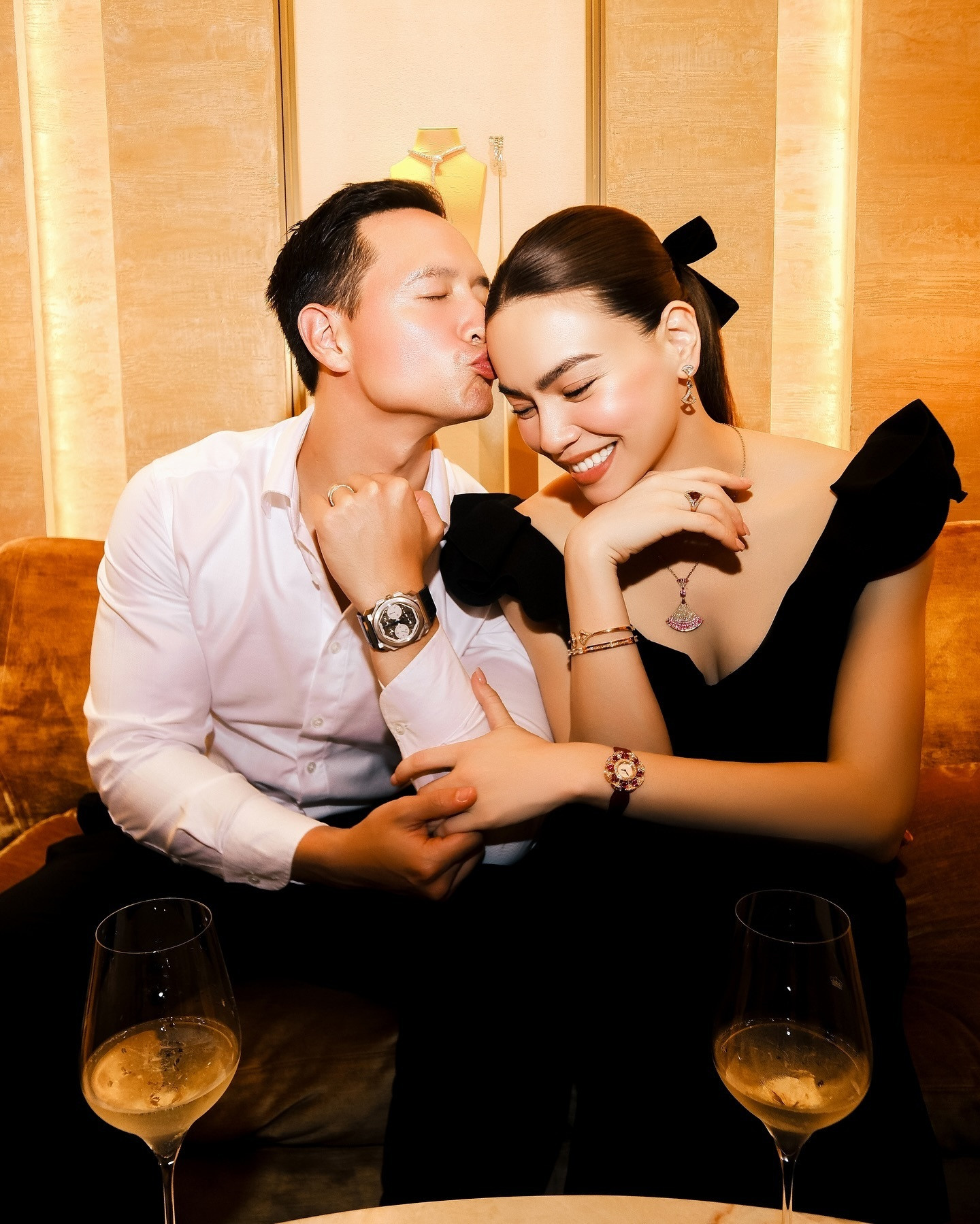 Sao Việt 16/8: Con gái Quyền Linh gợi cảm trước biển, Kim Lý hôn yêu bà xã Hà Hồ - 6