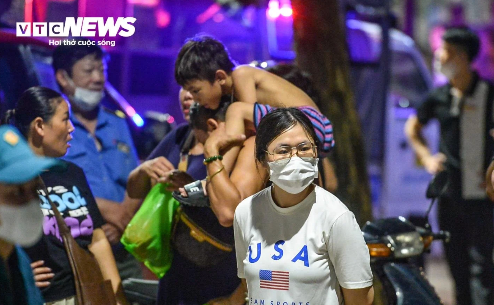 Cảnh sát leo thang, phá rào tôn dập đám cháy quán bar ở Hà Nội - 6