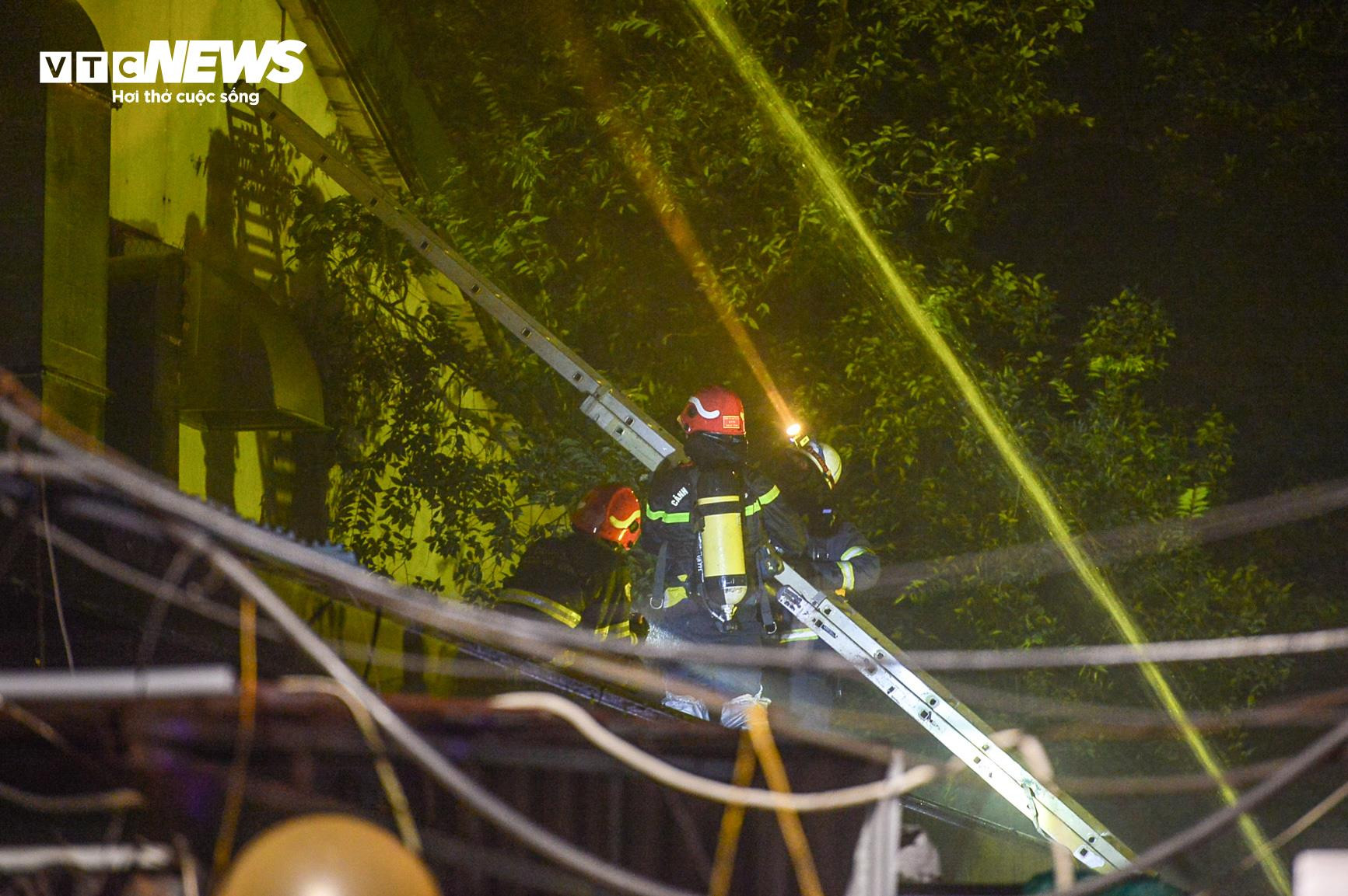 Cảnh sát leo thang, phá rào tôn dập đám cháy quán bar ở Hà Nội - 10