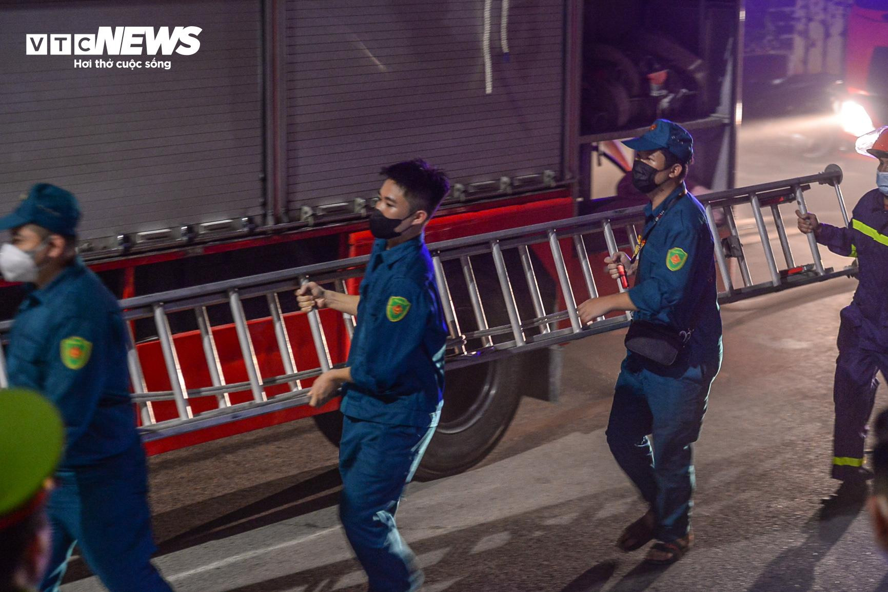 Cảnh sát leo thang, phá rào tôn dập đám cháy quán bar ở Hà Nội - 9