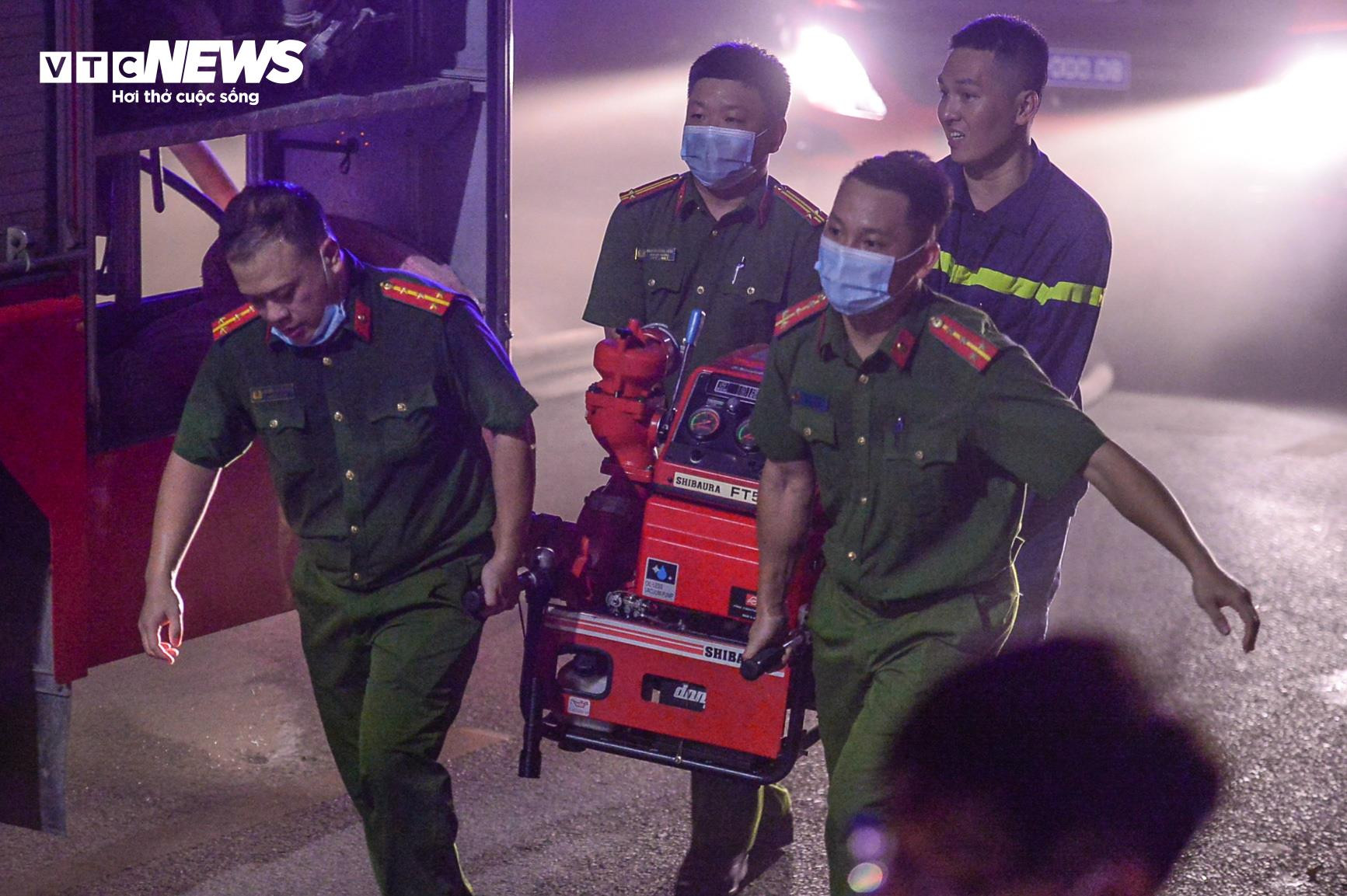 Cảnh sát leo thang, phá rào tôn dập đám cháy quán bar ở Hà Nội - 11