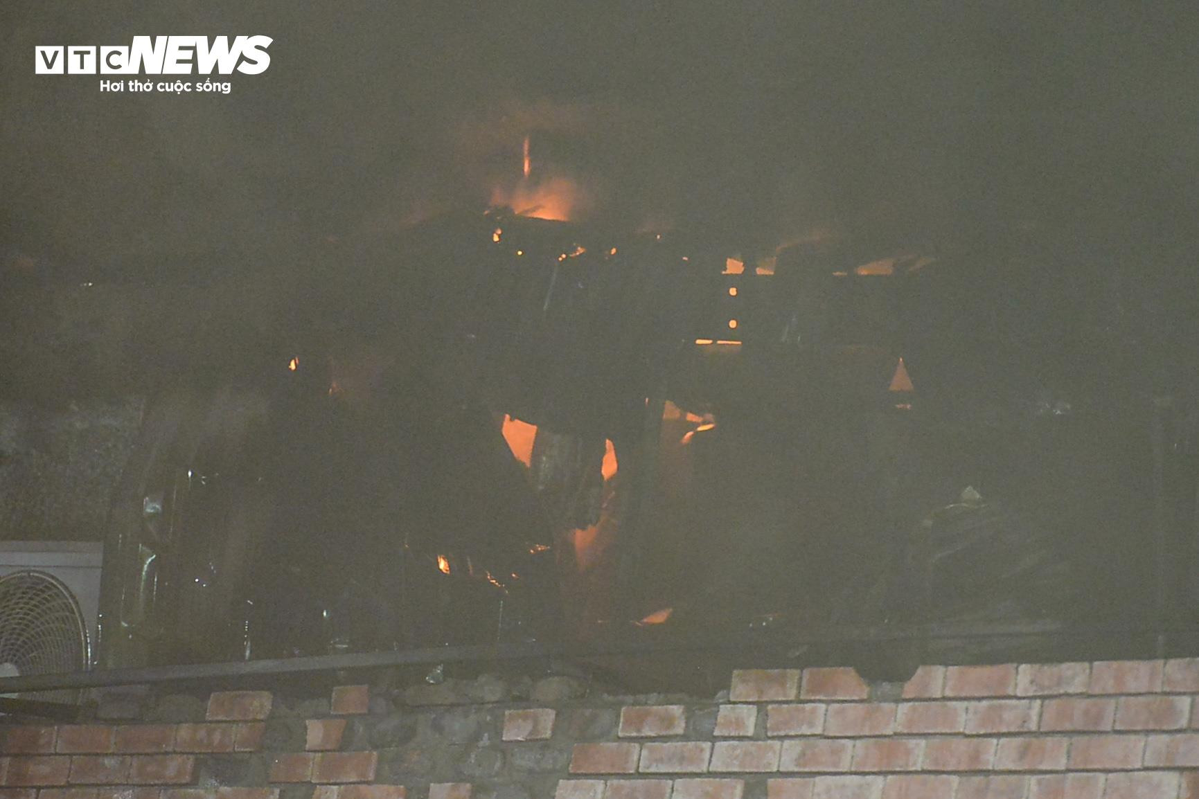 Cảnh sát leo thang, phá rào tôn dập đám cháy quán bar ở Hà Nội - 4