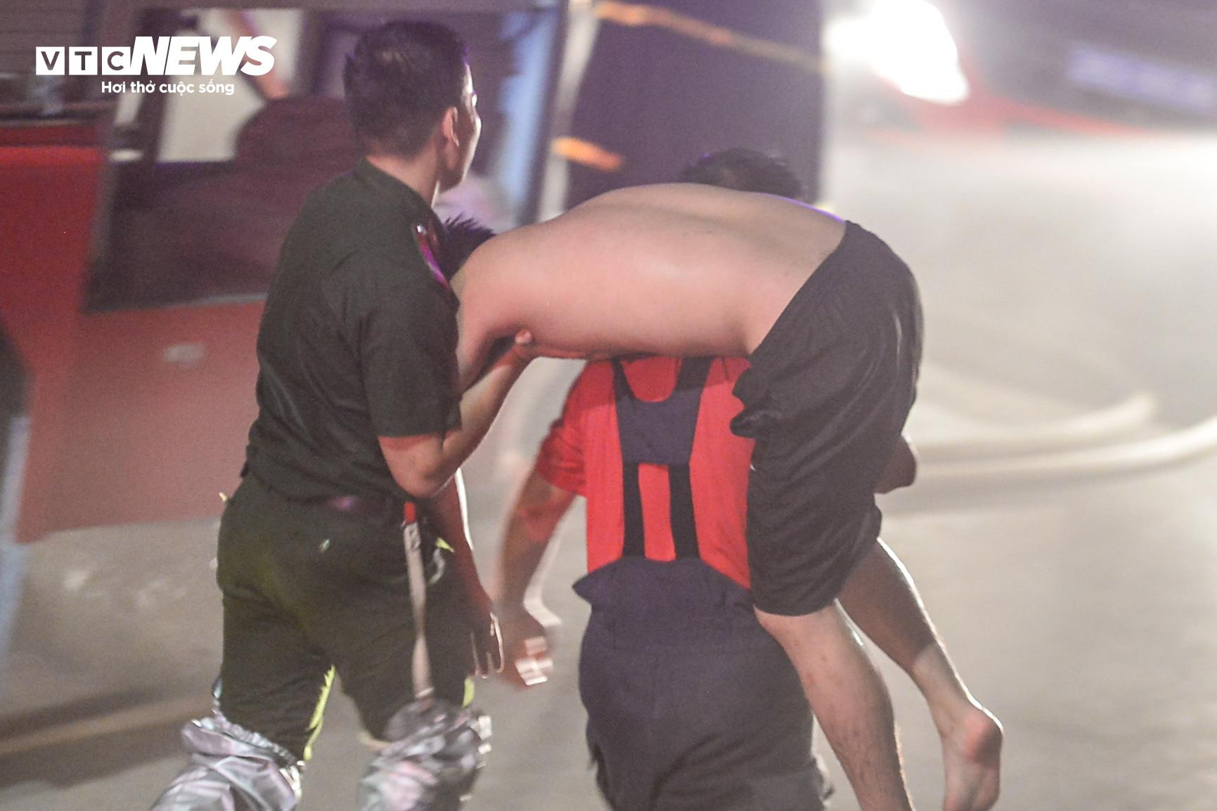 Cảnh sát leo thang, phá rào tôn dập đám cháy quán bar ở Hà Nội - 14