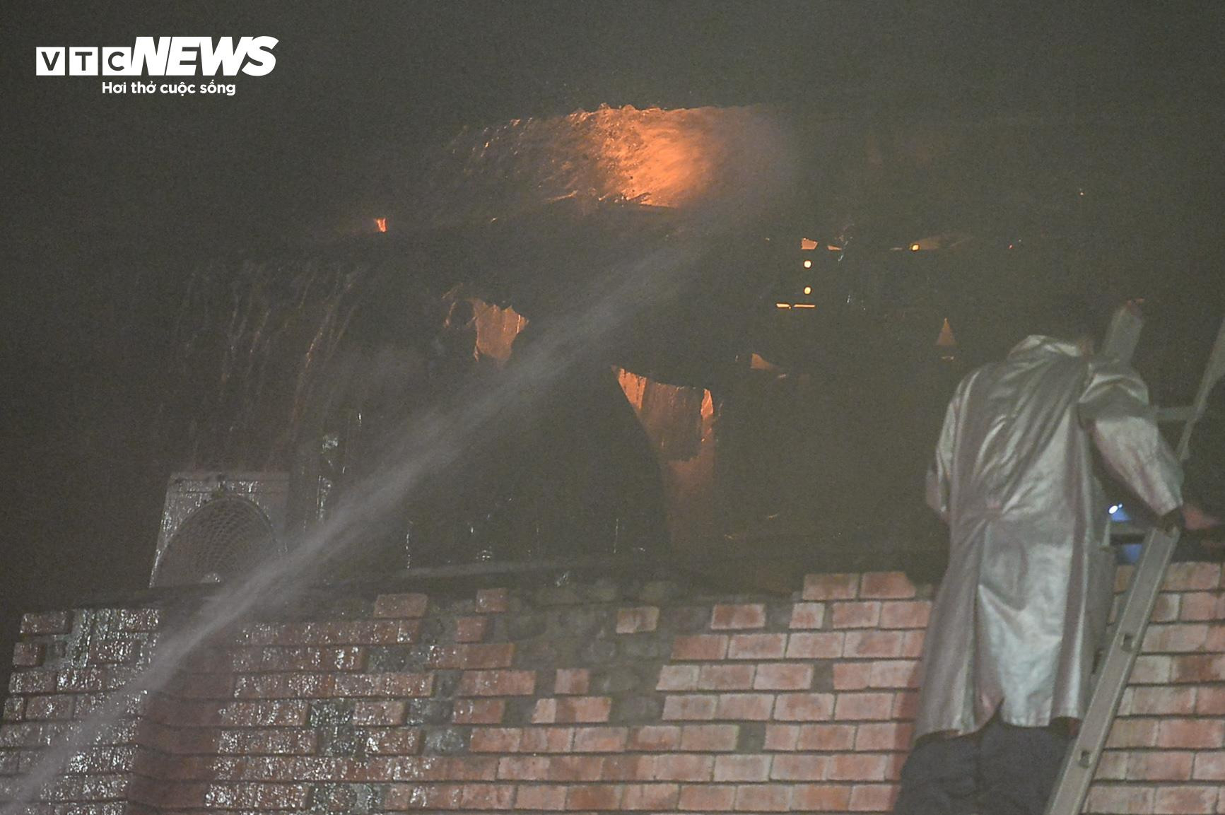 Cảnh sát leo thang, phá rào tôn dập đám cháy quán bar ở Hà Nội - 16