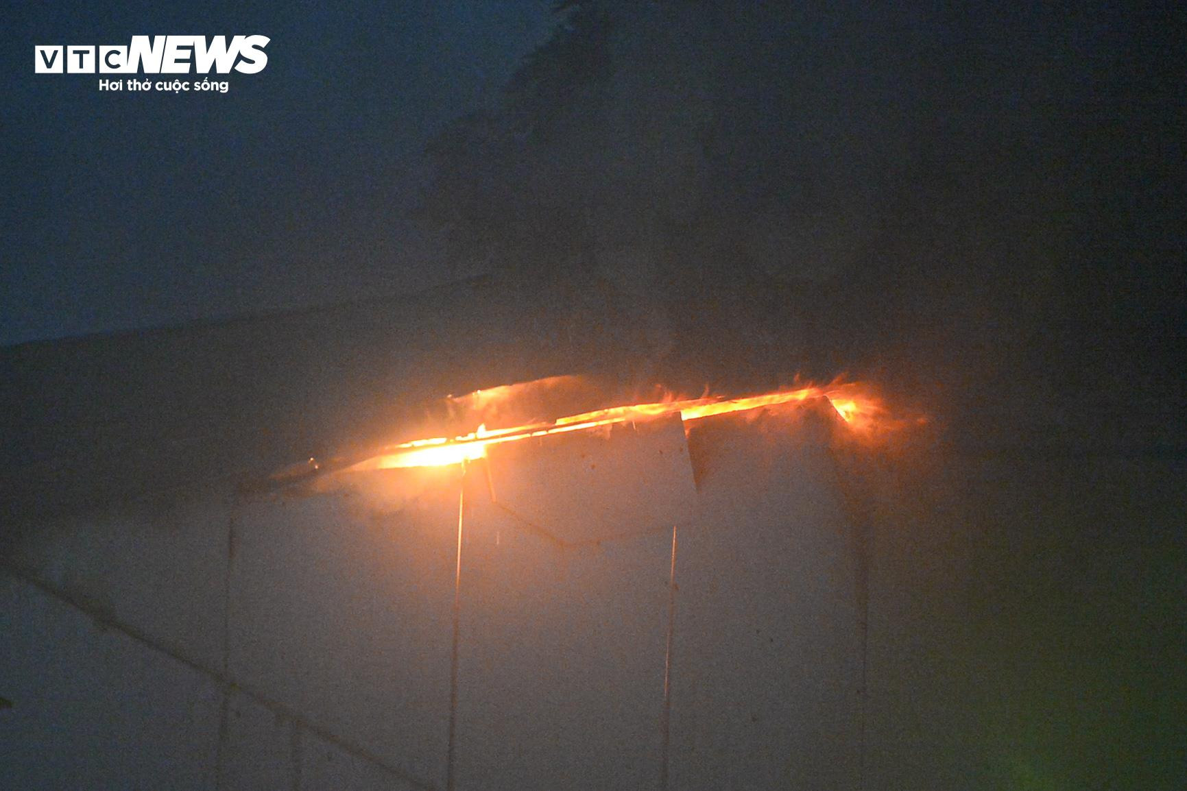 Cảnh sát leo thang, phá rào tôn dập đám cháy quán bar ở Hà Nội - 3