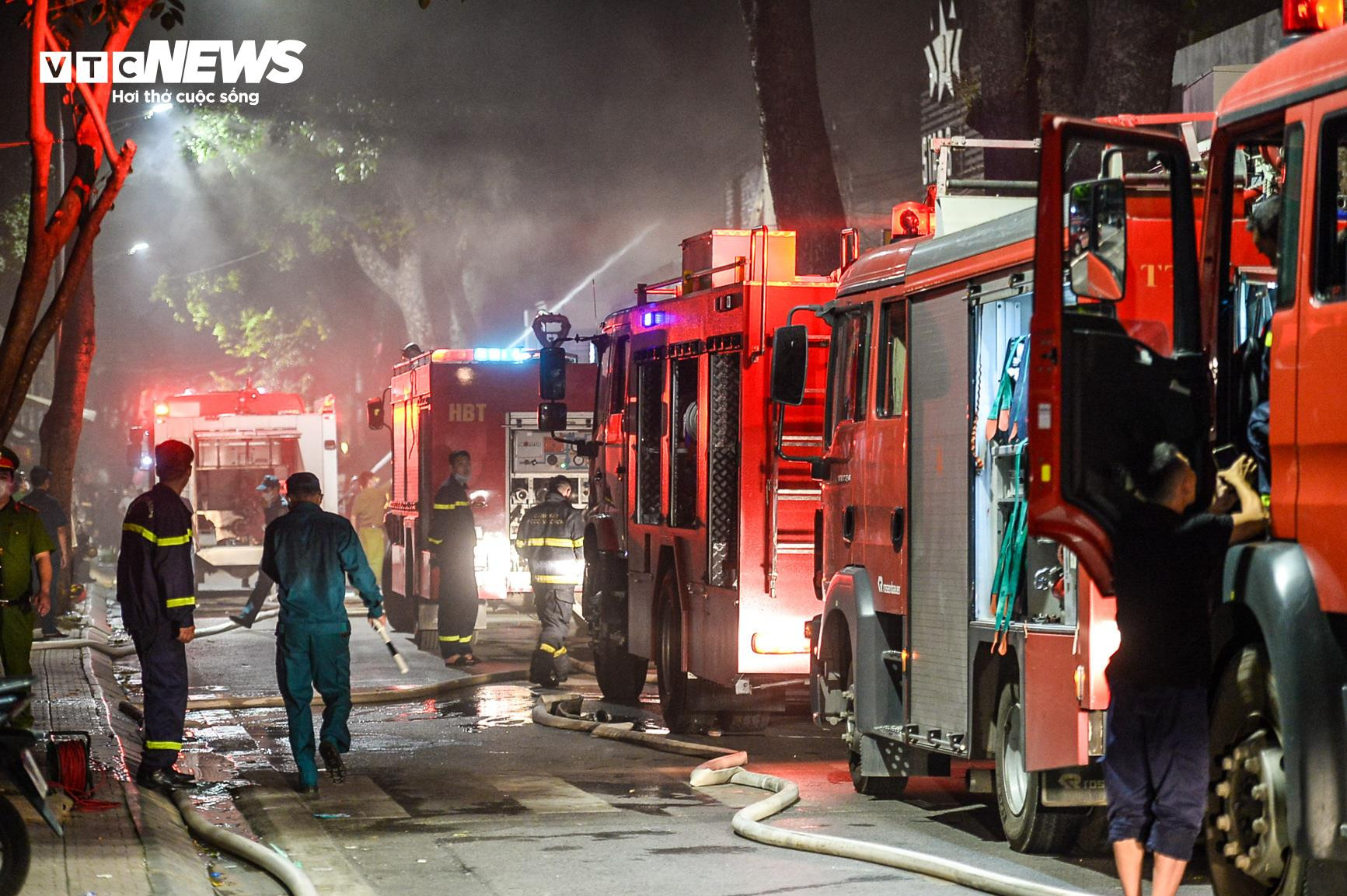 Cảnh sát leo thang, phá rào tôn dập đám cháy quán bar ở Hà Nội - 7