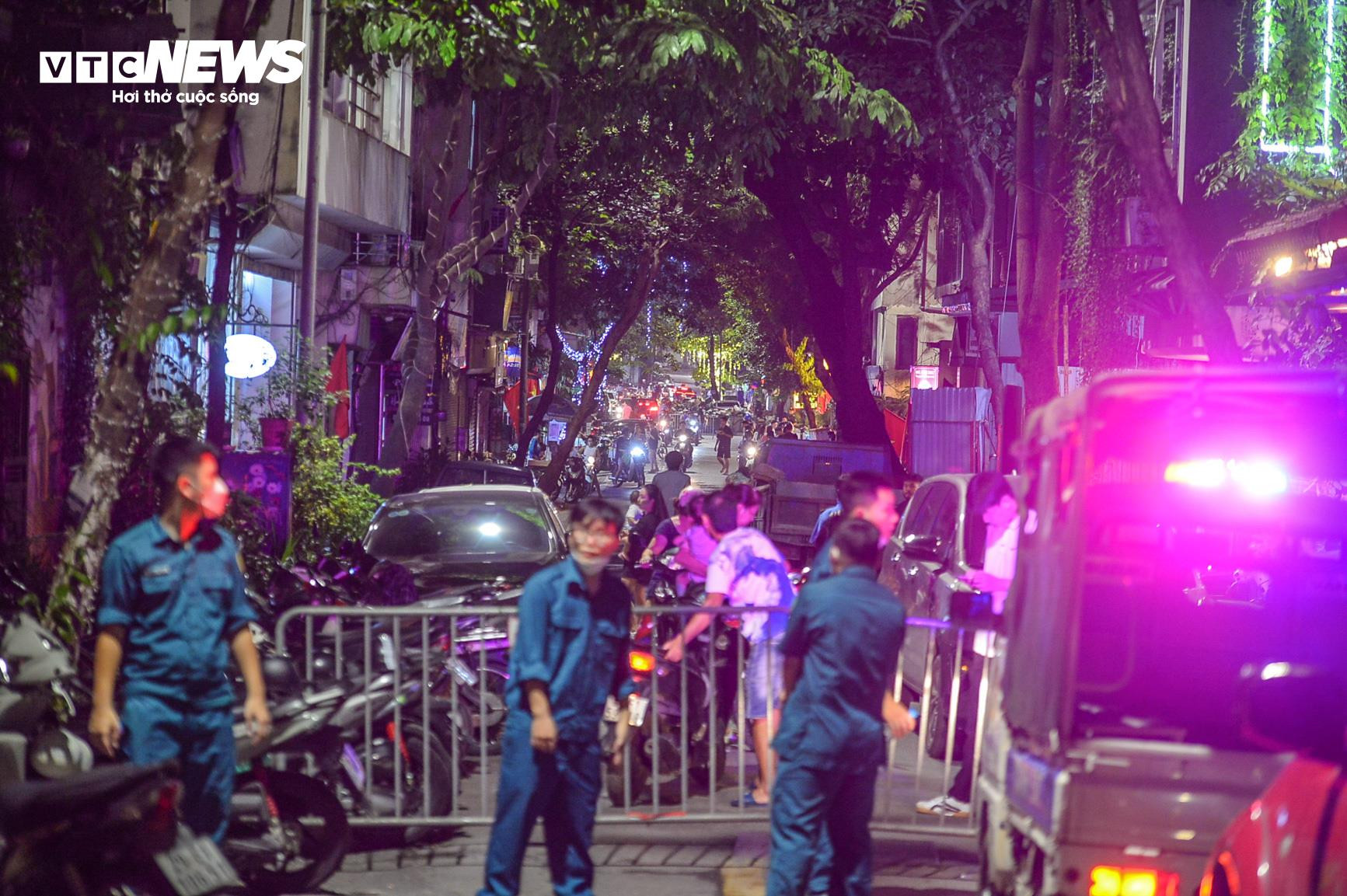 Cảnh sát leo thang, phá rào tôn dập đám cháy quán bar ở Hà Nội - 8