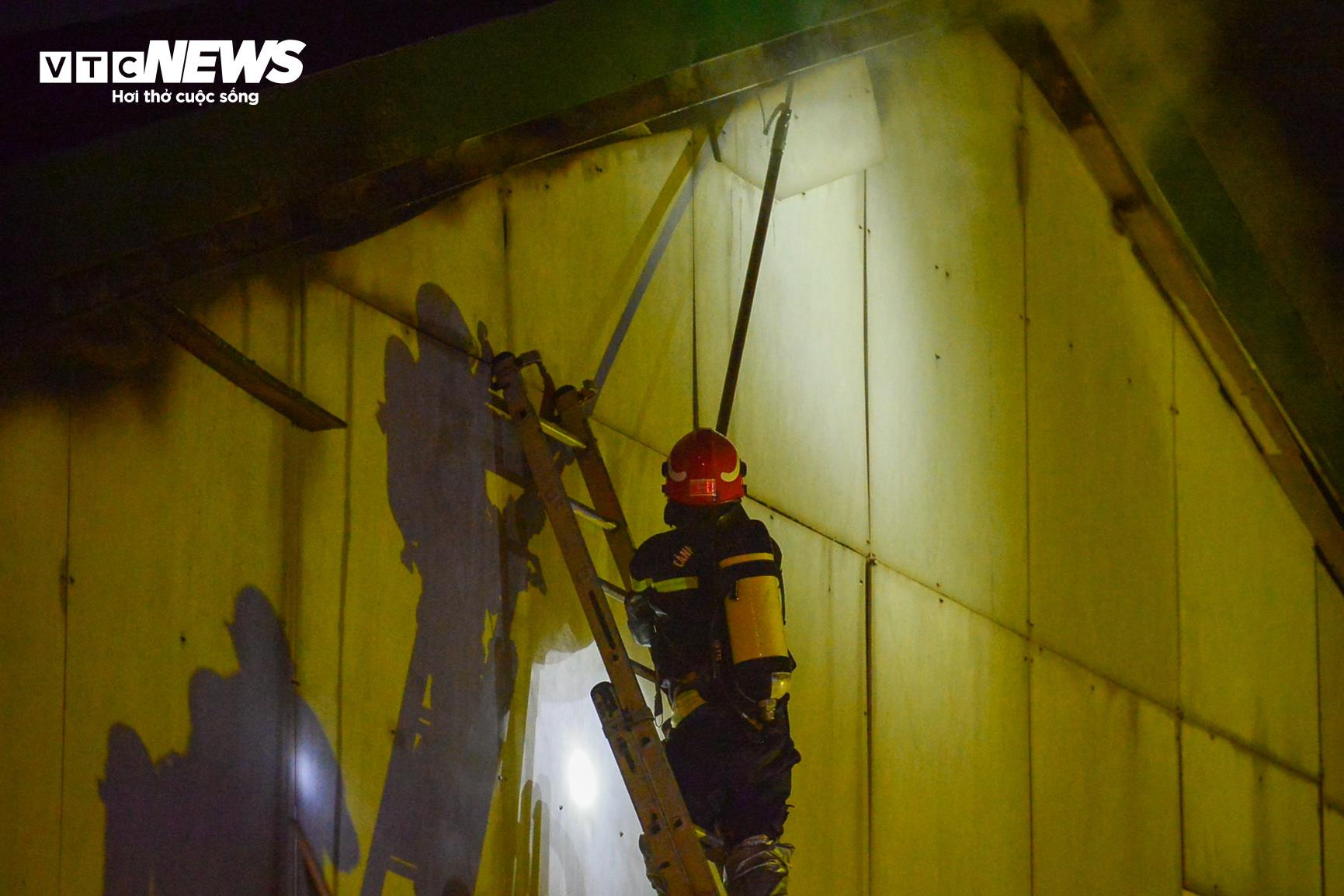 Cảnh sát leo thang, phá rào tôn dập đám cháy quán bar ở Hà Nội - 12