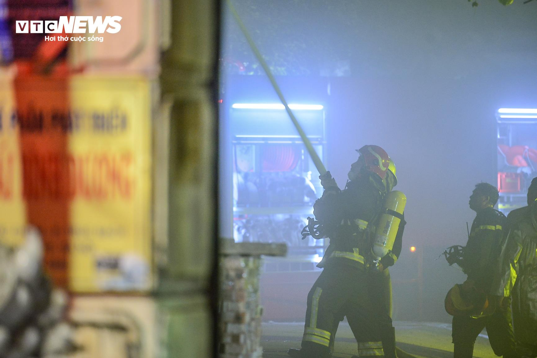 Cảnh sát leo thang, phá rào tôn dập đám cháy quán bar ở Hà Nội - 13