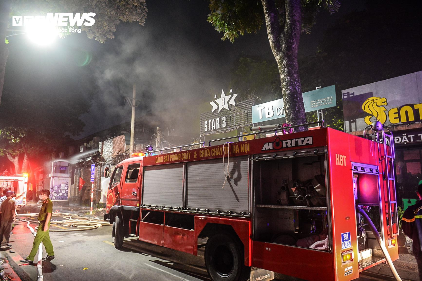 Cảnh sát leo thang, phá rào tôn dập đám cháy quán bar ở Hà Nội - 1